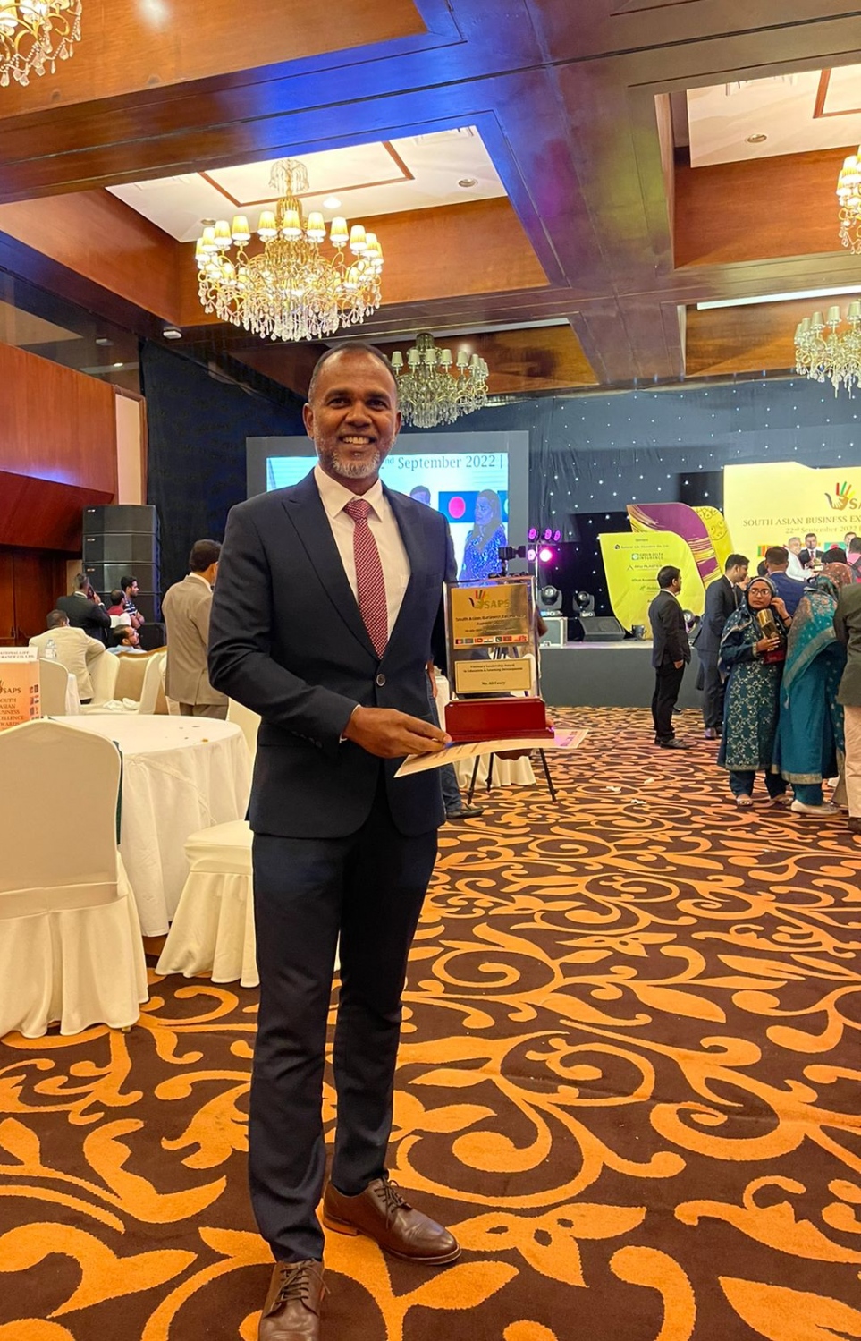 ފައުޒީއަށް ލިބިވަޑައިގެންނެވި އެވޯޑާ އެކު: އޭނާ ވަނީ މުޖުތަމައުއަށް ފައިދާ ކުރަނިވި ގިނަ މަސައްކަތްތަކެއްގައި އަމަލީ ގޮތުން ބައިވެރިވެވަޑައިގެންފައި.