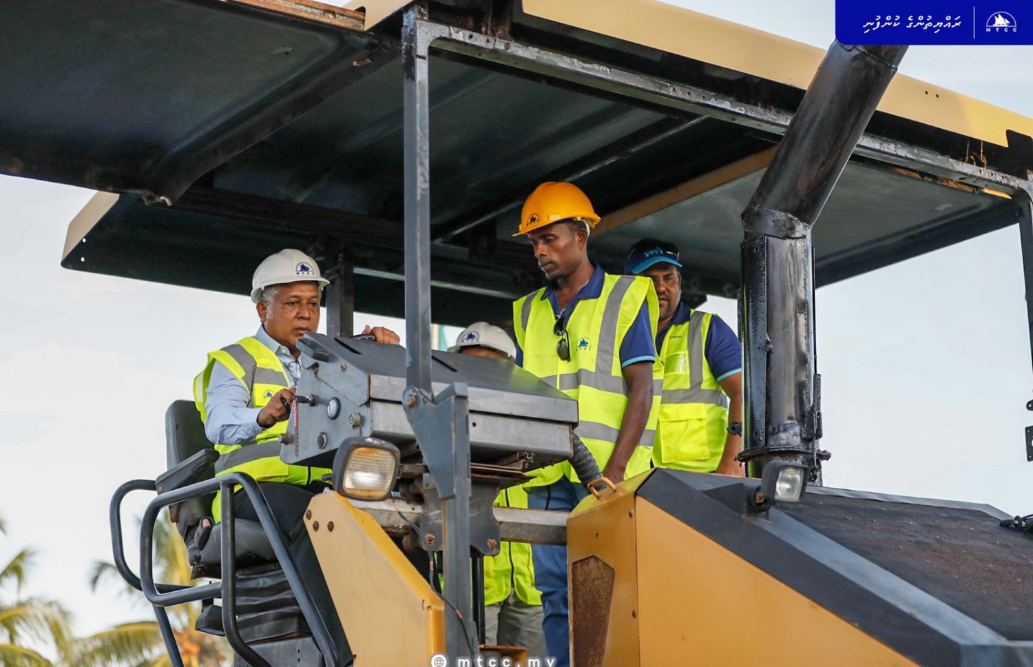 ހޯރަފުށީގެ މަގުތަކުގައި ތާރު އެޅުމުގެ މަސައްކަތް މިނިސްޓަރު އަސްލަމް އިއްޔެ ފައްޓަވައި ދެއްވަނީ.---ފޮޓޯ: އެމްޓީސީސީ