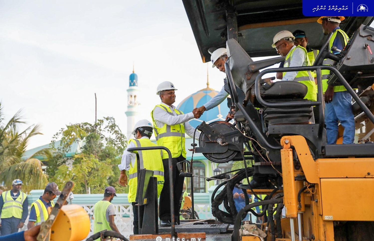 ހޯރަފުށީ މަގުތަކުގައި ތާރު އެޅުމުގެ މަސައްކަތް އެމްޓީސީސީގެ ސީއީއޯ އާޒިމް ބައްލަވާލައްވަނީ ---ފޮޓޯ: އެމްޓީސީސީ