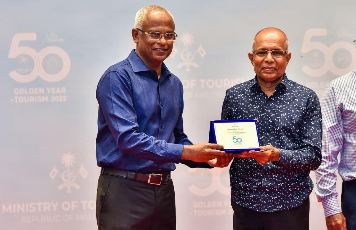 ޓޫރިޒަމް ދާއިރާއަށް ޚިދުމަތް ކުރެއްވި ކްރައުން ކުންފުނީގެ ހިއްސާދާރު ނަޒީރުއަށް އެވޯޑް ހަވާލުކޮށްދެއްވަނީ --- ފޮޓޯ/ރައީސް އޮފީސް