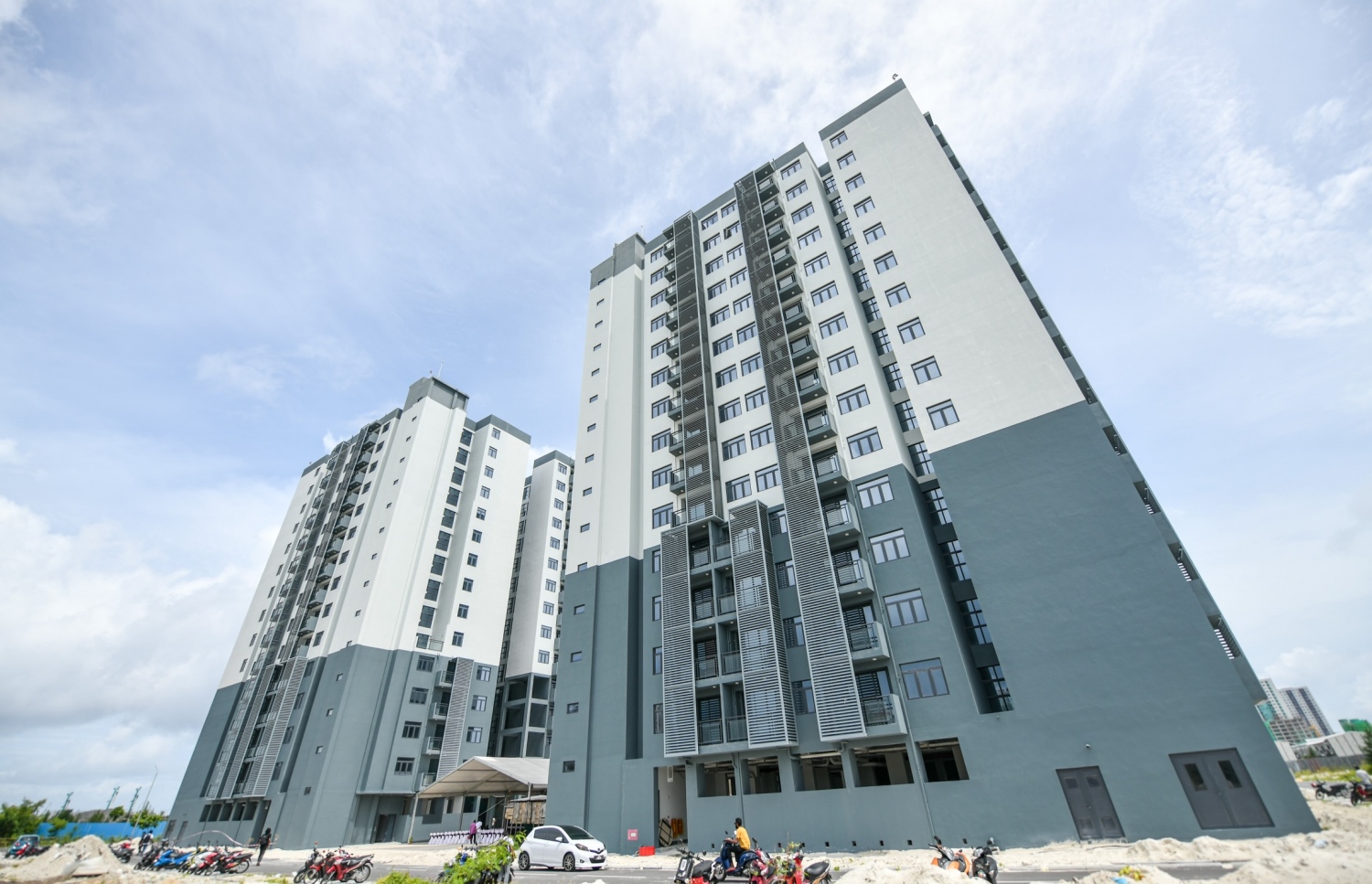 ހުޅުމާލޭގެ ދެވަނަ ފިޔަވަހީގައި އެމްއޭސީއެލުން އިމާރާތްކުރި 14 ބުރީގެ ދެ ޓަވަރު. އެ ދެ ޓަވަރުގައި ހިމެނެނީ ދެ ކޮޓަރީގެ 240 އެޕާޓްމަންޓާއި އެއް ކޮޓަރީގެ 72 އެޕާޓްމަންޓް.---ފޮޓޯ: ނިޝާން އަލީ/ މިހާރު