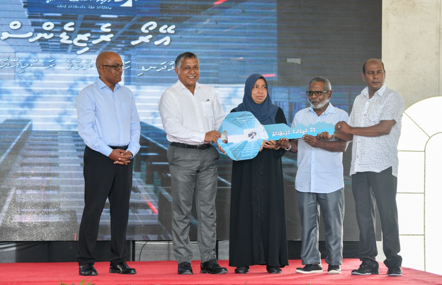 އެމްއޭސީއެލުން ފްލެޓް ލިބުނު މީހުންނަށް ހައުސިން މިނިސްޓަރު މުހައްމަދު އަސްލަމް މިއަދު ތަޅުދަނޑި ހަވާލު ކުރައްވަނީ.--- ފޮޓޯ: ނިޝާން އަލީ/ މިހާރު