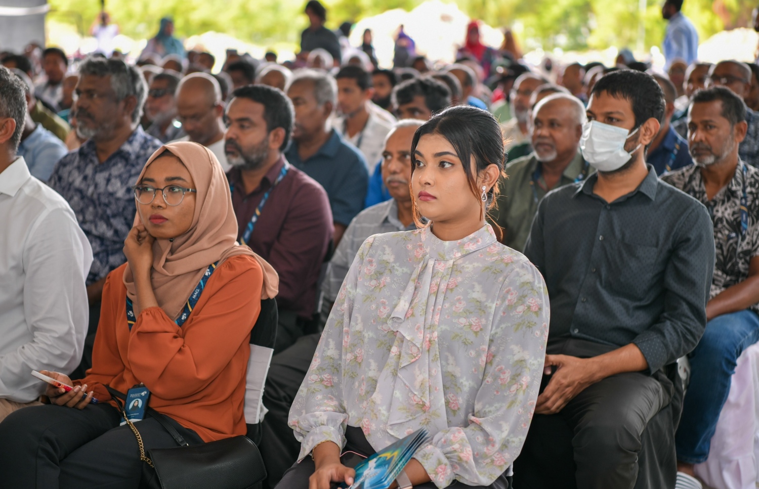 އެމްއޭސީއެލްގެ ފްލެޓްތަކުގެ މަސައްކަތް ނިންމައި އެތަން ހަވާލުކުރުމަށް ބޭއްވި ރަސްމިއްޔާތުގައި، ފްލެޓް ލިބުނު މުވައްޒަފުން ބައިވެރިވަނީ.---ފޮޓޯ: ނިޝާން އަލީ/ މިހާރު