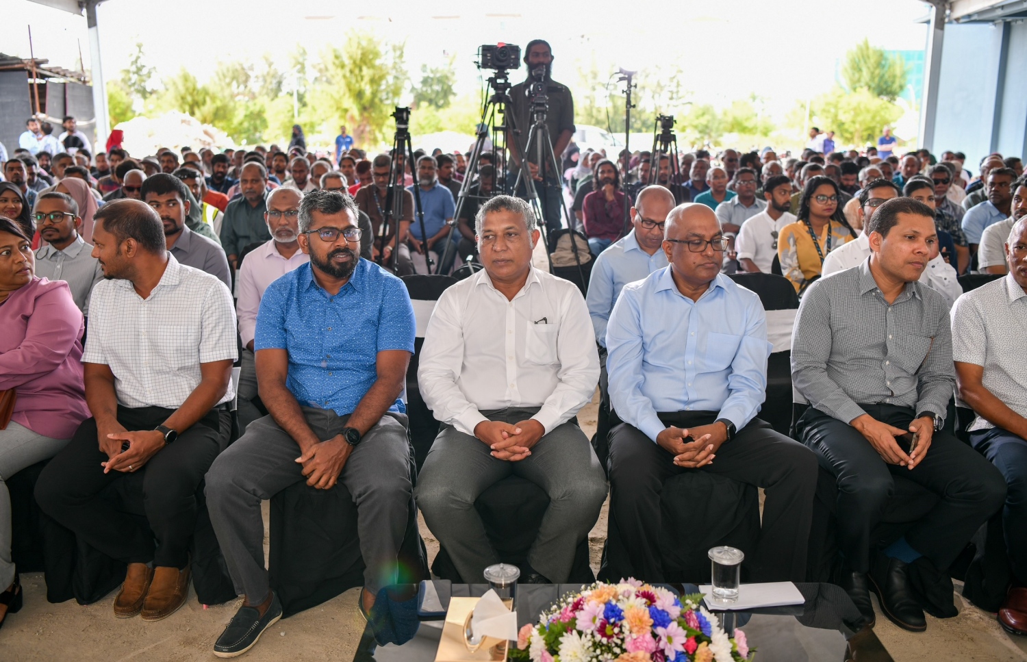 އެމްއޭސީއެލްގެ އޭރޯ ފްލެޓު ލިބުނު މީހުންނާ ތަޅުދަނޑި ހަވާލުކުރަން މިއަދު ބޭއްވި ރަސްމިއްޔާތުގައި ހައުސިން މިނިސްޓަރު މުހައްމަދު އަސްލަމާއި އެ ކުންފުނީގެ ބައެއް އިސްވެރިން ބައިވެރިވެވަޑައިގަންނަވަނީ.--- ފޮޓޯ:ނިޝާން އަލީ| މިހާރު