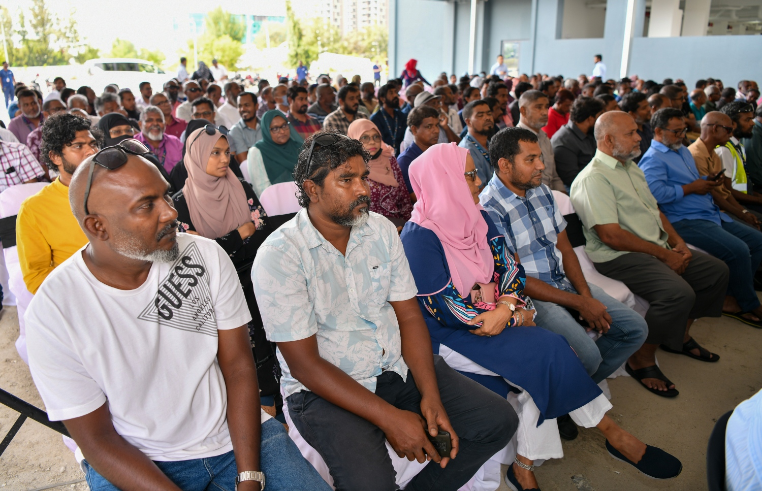 އެމްއޭސީއެލްގެ ފްލެޓްތަކުގެ މަސައްކަތް ނިންމައި އެތަން ހަވާލުކުރުމަށް ބޭއްވި ރަސްމިއްޔާތުގައި، ފްލެޓް ލިބުނު މުވައްޒަފުން ބައިވެރިވަނީ.---ފޮޓޯ: ނިޝާން އަލީ/ މިހާރު