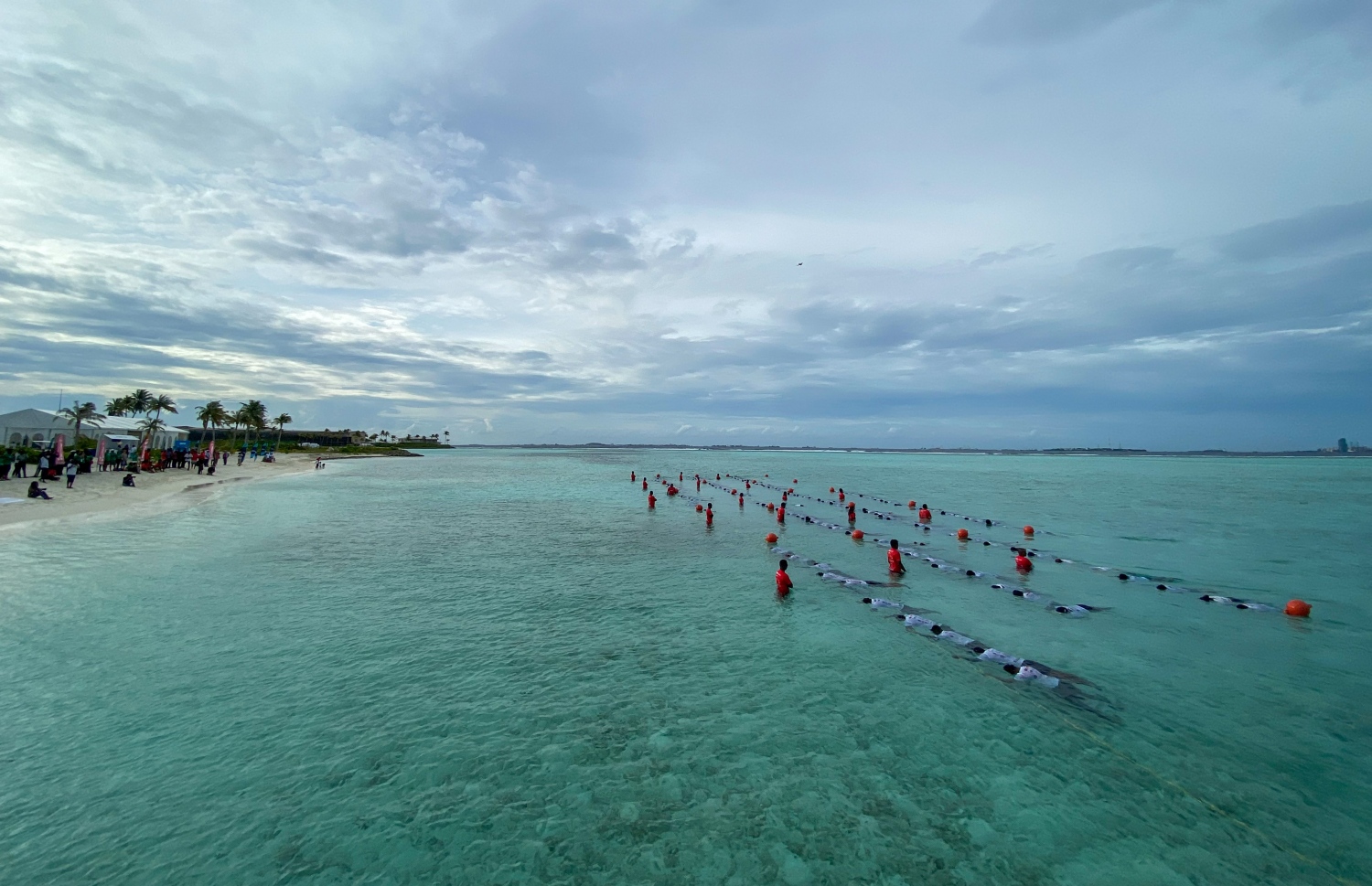 ފްރީ ޑައިވް ވޯލްޑް ރެކޯޑްގެ ގްރޭންޑް އިވެންޓް ކުރިއަށް ދިޔަ ކްރޮސްރޯޑްގެ ފަޅު ތެރޭގައި ޑައިވްގެ ބައިވެރިން އަޑިއަށް ފީނައިގެން --- ފޮޓޯ: ފަޔާޒު މޫސާ | މިހާރު