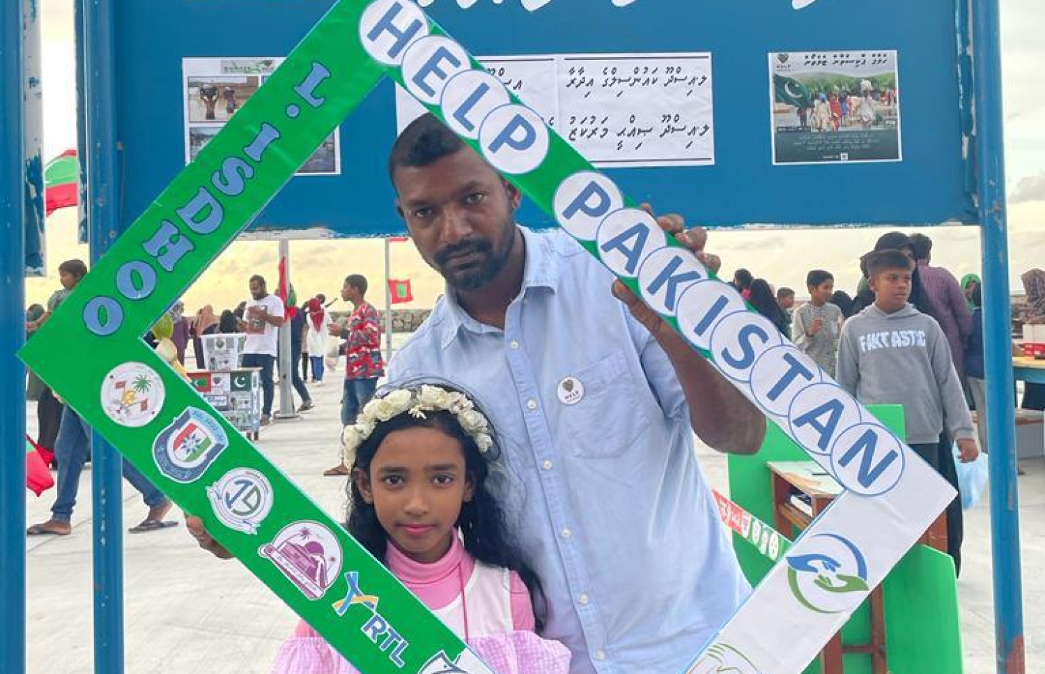 ޕާކިސްތާނަށް އެހީވުމަށް އިސްދޫގައި ކުރިއަށްގެންދާ ހަރަކާތުގައި، ކުއްޖަކު ފޮޓޯއަކަށް ހުއްޓިލައިގެން.-