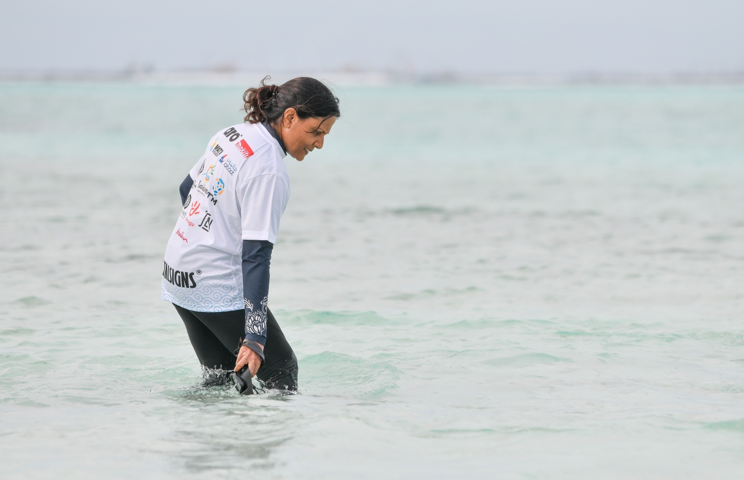 ޑައިވިންގެ ދުނިޔޭގެ އެންމެ ބޮޑު ރެކޯޑް ރާއްޖޭގައި ހެދުމަށް ފަސްޓް ލޭޑީ ފަޒުނާ އަހުމަދު މޫދަށް ފައިބައިވަޑައިގަންނަވަނީ.--- ފޮޓޯ: ފަޔާޒު މޫސާ | މިހާރު