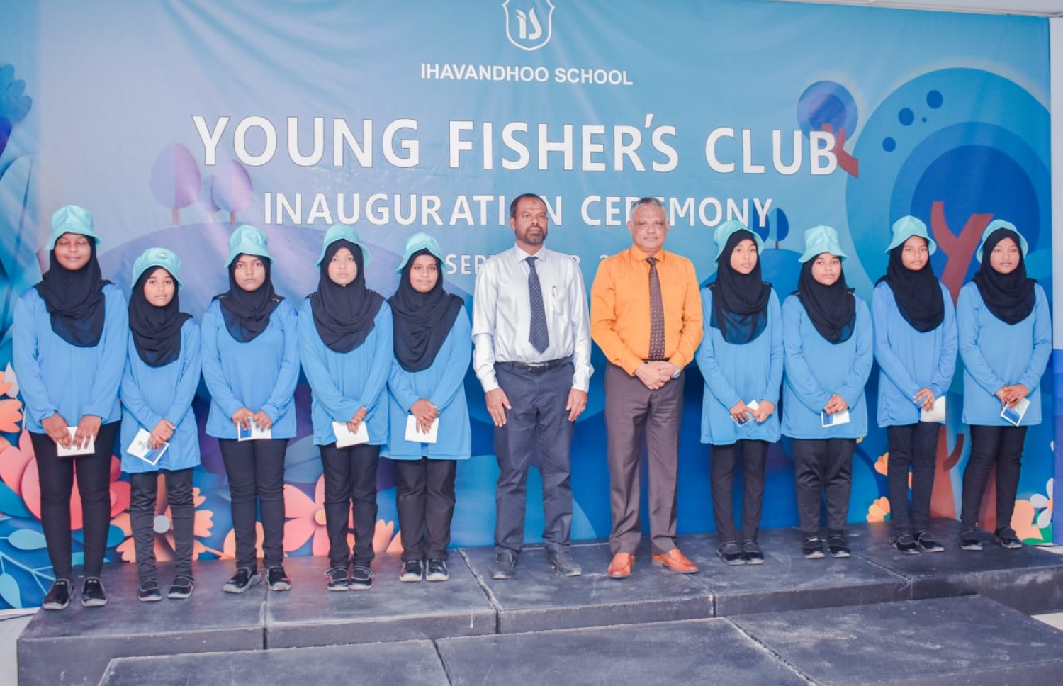 އިހަވަންދޫ ސްކޫލުގައި ޔަންގް ފިޝާސް ކްލަބު ލޯންޗުކުރަން މިދިޔަ ހުކުރު ދުވަހުގެ ރޭ ބޭއްވި ރަސްމިއްޔާތުގައި ހަޔަ އެޑިއުކޭޝަން މިނިސްޓަރު ޑރ. އިބްރާހިމް ހަސަން، އެ ކްލަބްގެ އަންހެން ދަރިވަރުންނާއެކު ފޮޓޯއަކަށް ހުއްޓިލައިގެން.-- ފޮޓޯ: އިހަވަންދޫ ސްކޫލު