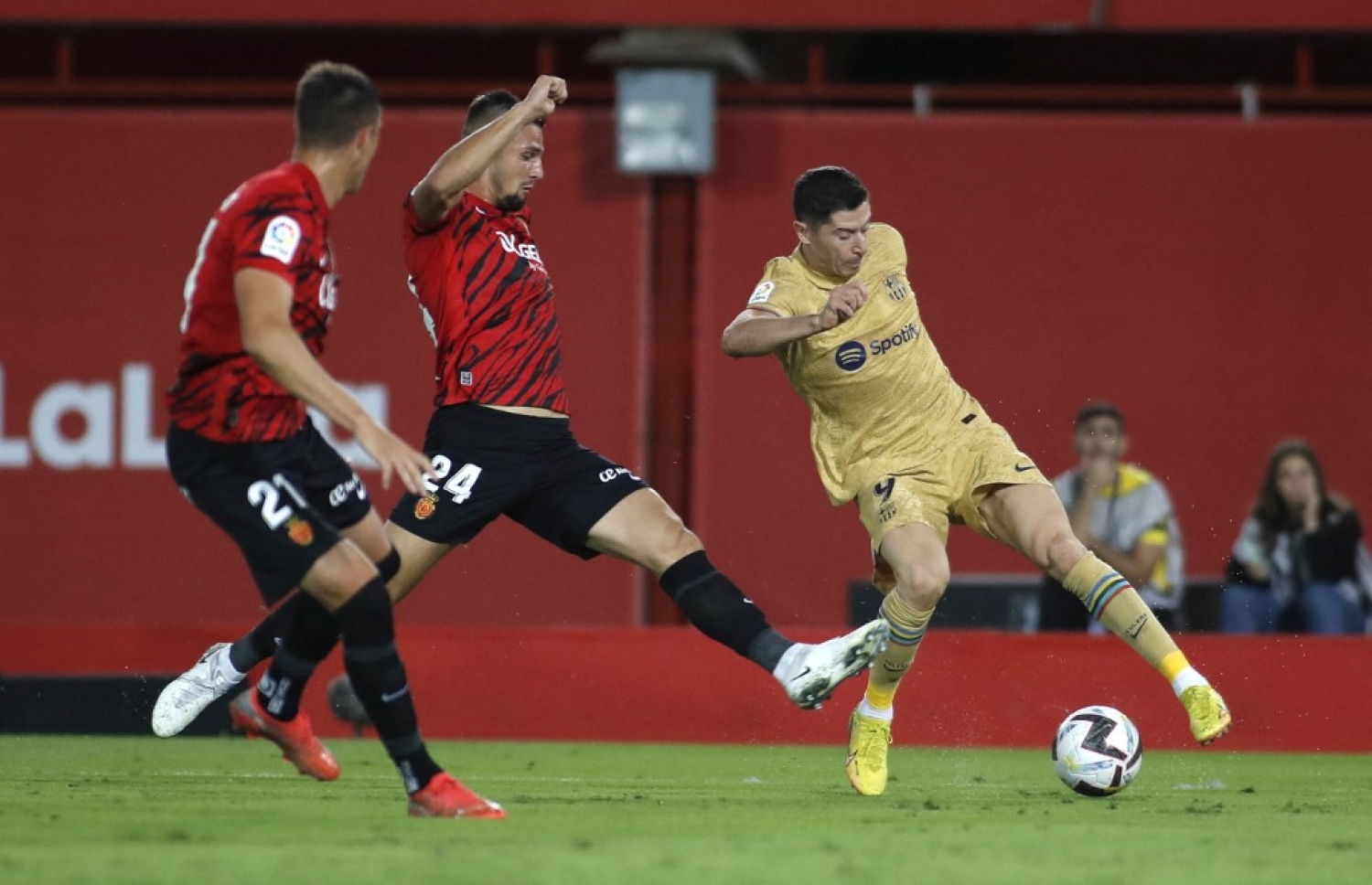 ބާސާ އިން ރޭ މަޔޯކާއާ ދެކޮޅަށް ކުޅުނު މެޗުގައި ލެވަންޑޯސްކީ، މަޔޯކާގެ ކުޅުންތެރިއެއް ކައިރިން ނައްޓަން މަސައްކަތް ކުރަނީ.-- ފޮޓޯ: އޭއެފްޕީ