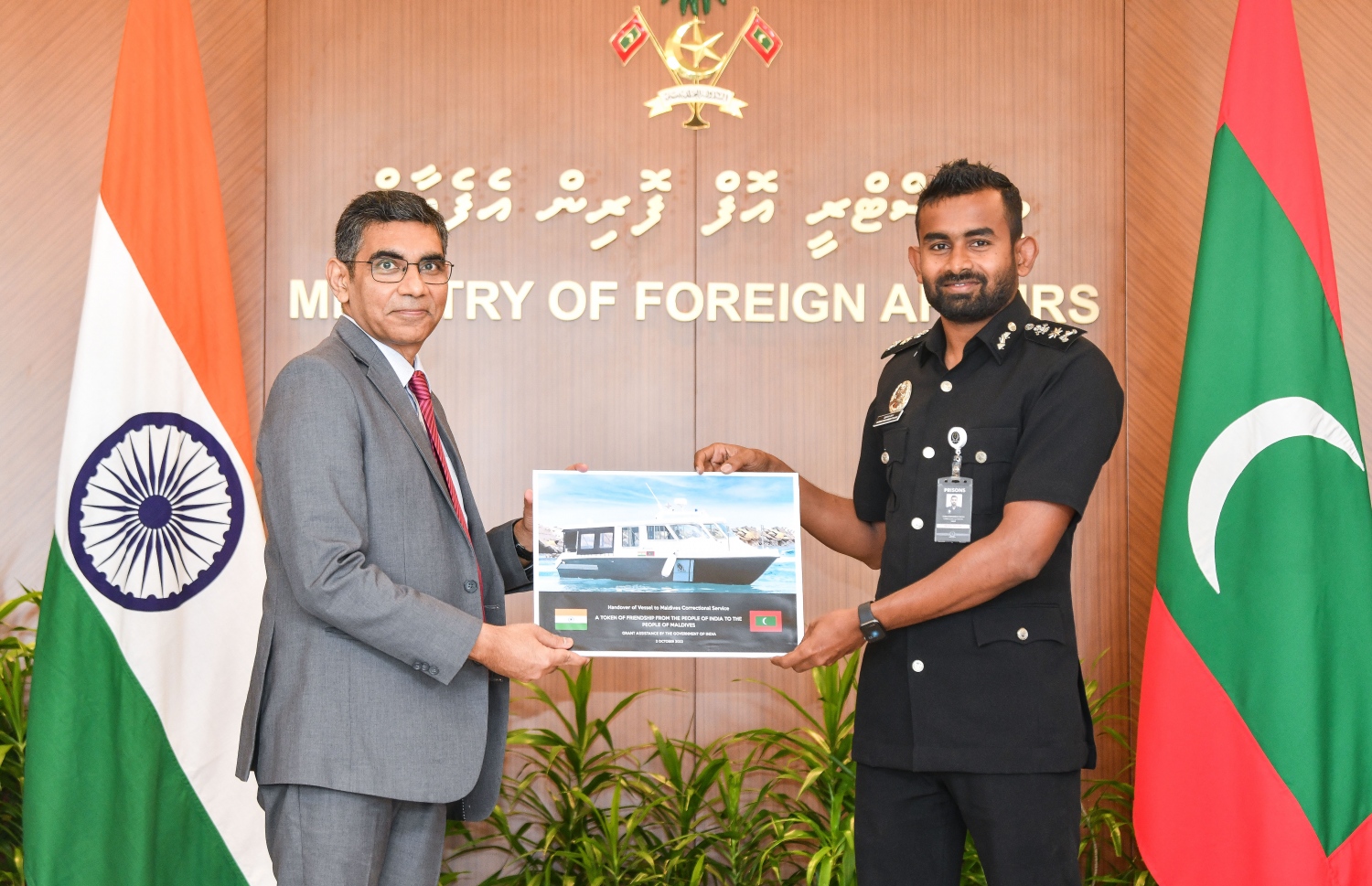 އިންޑިއާ ސަރުކާރުން މޯލްޑިވްސް ކަރެކްޝަނަލް ސާވިސް އަށް ހަދިޔާކުރި ލޯންޗާ ހަވާލުވެވަޑައިގަތުމަށް ފަހު،  ޕްރިޒަން ކޮމިޝަނަރު އަހްމަދު މުހައްމަދުފުޅު އަދި ރާއްޖޭގައި ހުންނަވާ އިންޑިއާގެ ސަފީރު މުނޫ މަހާވަރު ފޮޓޯއަކަށް ހުއްޓިވަޑައިގެން -- ފޮޓޯ: ފަޔާޒް މޫސާ | މިހާރު