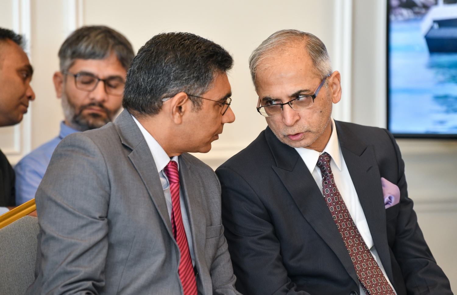 އިންޑިއާގެ ޕްރޮޖެކްޓުތައް އަވަސްކުރަން ދިން 100 މިލިއަން ޑޮލަރުގެ ލޯނުގެ އެއްބަސްވުމުގައި ސޮއިކުރުމަށް ބޭއްވި ރަސްމިއްޔާތުގައި، އިންޑިއާގެ ފޮރިން ސެކްރެޓަރީ، ވިނޭ މޯހަން ވަތުރާ އާއި ރާއްޖޭގައި ހުންނަވާ އިންޑިއާގެ ސަފީރު މުނޫ މަހާވަރު ވާހަކަދައްކަވަނީ -- ފޮޓޯ: ފަޔާޒް މޫސާ | މިހާރު