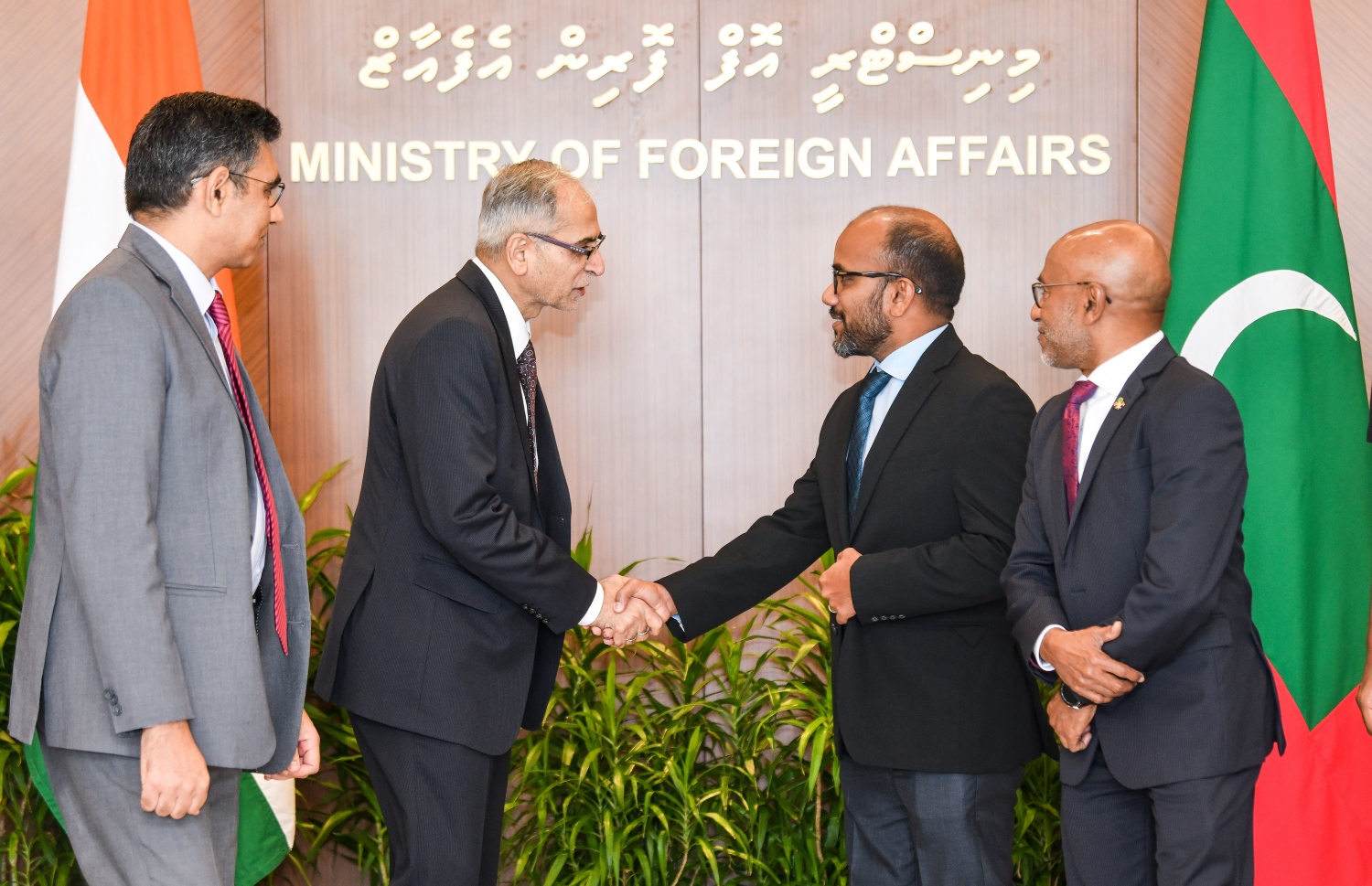 އިންޑިއާގެ ޕްރޮޖެކްޓުތައް އަވަސްކުރަން ދިން 100 މިލިއަން ޑޮލަރުގެ ކްރެޑިޓް ލައިން އެއްބަސްވުމުގައި ސޮއިކުރުމަށް ބޭއްވި ރަސްމިއްޔާތުގައި، ފިނޭންސް މިނިސްޓަރު އިބްރާހިމް އަމީރު، އިންޑިއާގެ ފޮރިން ސެކްރެޓަރީ، ވިނޭ މޯހަން ވަތުރާއާ ސަލާންކުރައްވަނީ -- ފޮޓޯ: ފަޔާޒް މޫސާ | މިހާރު