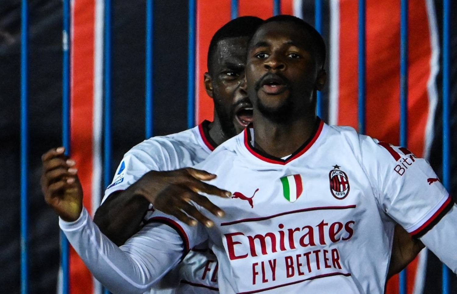 މިލާން މޮޅުކޮށްދިން ލަނޑު ޖެހި ފުލްބެކް ބާލޯ ޓޫރޭ.-- ފޮޓޯ: އޭއެފްޕީ