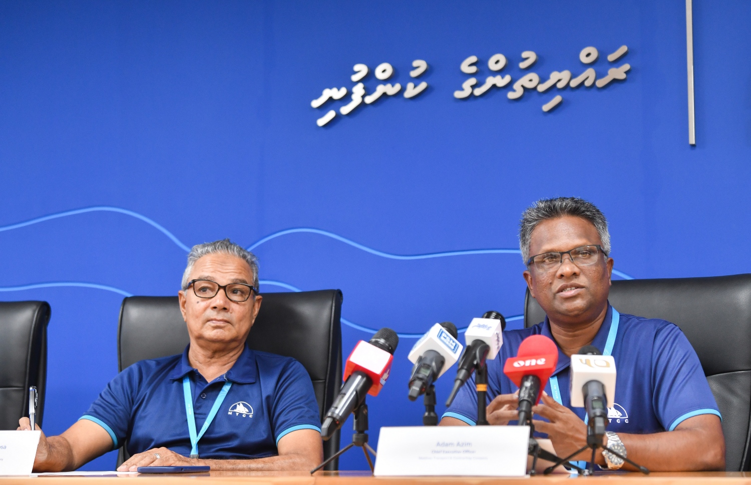 އެމްޓީސީސީން ބޭއްވި ޕްރެސް ކޮންފަރެންސެއްގައި އާޒިމް ވާހަކަ ދައްކަވަނީ: އެ ކުންފުނިން މިހާރު އަންނަނީ އެއް ފަހަރާ 100 އަށް ވުރެ ގިނަ ޕްރޮޖެކްޓް ހިންގަމުން.--- ފޮޓޯ: ފަޔާޒް މޫސާ/ މިހާރު