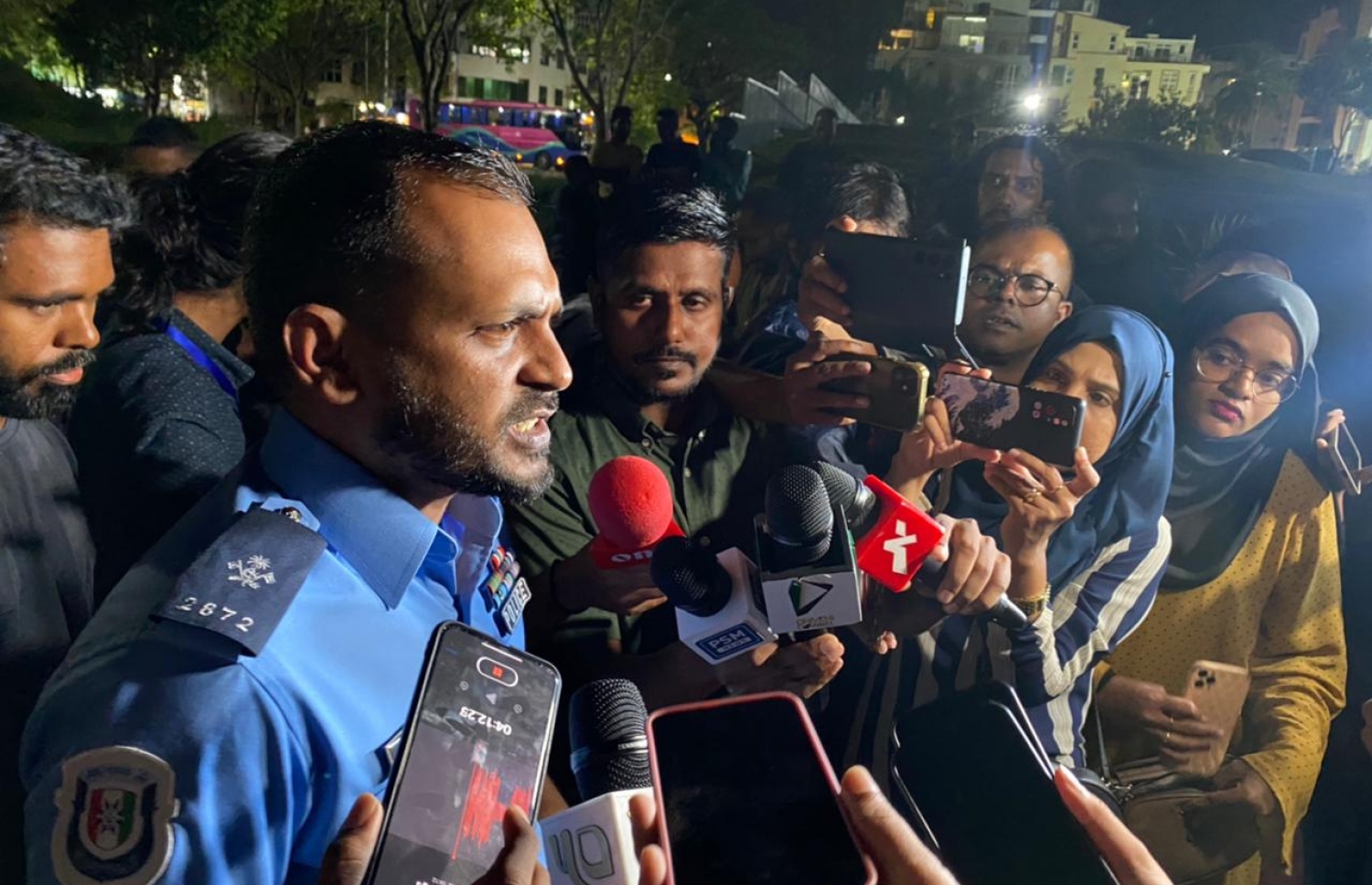 ފުލުހުންގެ ސީރިއަސް އެންޑް އޯގަނައިޒްޑް ކްރައިމް ޑިޕާޓްމަންޓުގެ ހެޑް ސުޕްރިންޓެންޑެންޓް އޮފް ޕޮލިސް ހަސަން ސައީދު (ވ) މިރޭ ނޫސްވެރިންނާ ވާހަކަ ދައްކަވަނީ. ---ފޮޓޯ: ފަޔާޒު މޫސާ| މިހާރު