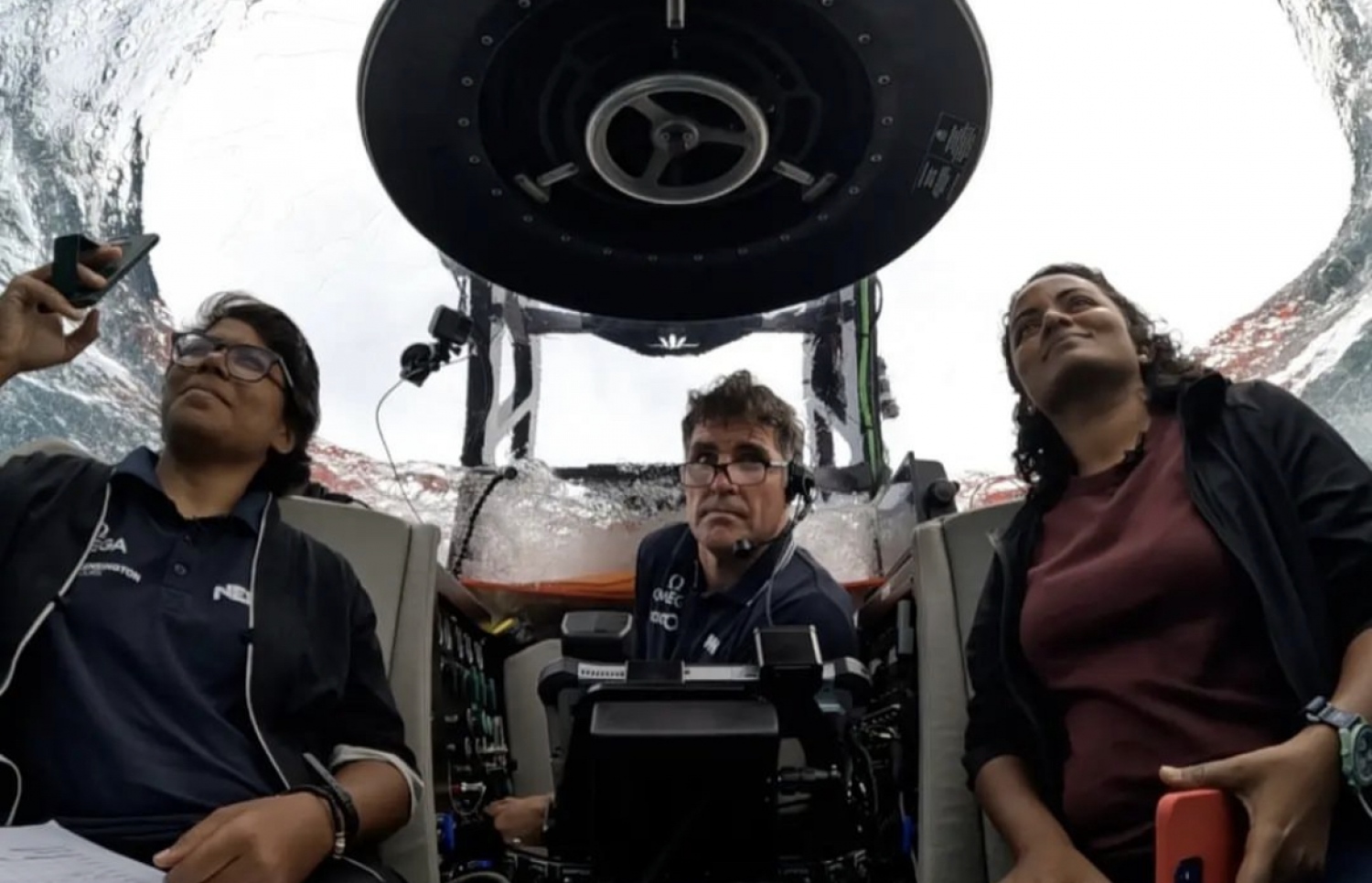 ސަބްމާސިބަލްއެއްގައި ކަނޑުއަޑީގެ ބައެއް ސާމްޕަލްތައް ނެގުމަށް ކުރި ދަތުރެއްގައި އެންވަޔަރަމަންޓް މިނިސްޓަރު އައިމިނަތު ޝައުނާ ބައިވެރިވެވަޑައިގަންނަވަނީ: މިނިސްޓަރާ އެކު އެ ދަތުރުގައި ބައިވެރިވި ރާއްޖޭގެ މެރިން ބަޔޮލޮޖިސްޓް ހަނާ އާމިރު އާއި ސަބްމާސިބަލް ޕައިލެޓް ބެރީ މެކްގޮވަން -- ފޮޓޯ: ނެކްޓަން