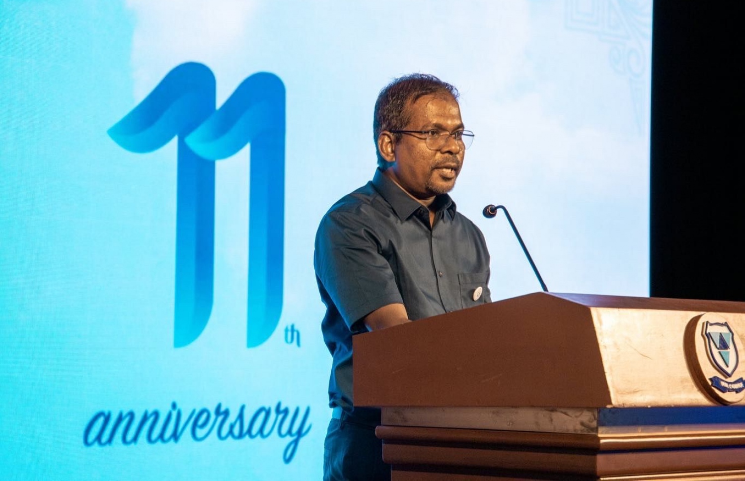 ވިލާ އެއާގެ އެމްޑީ އަބްދުﷲ ނާޝިދު ވާހަކަ ދައްކަވަނީ. ކުންފުނީގެ ކުރިމަގާ ގުޅޭ މުހިންމު ކަންތައްތައް މުވައްޒަފުންނާއި ހިއްސާ ކުރެއްވި. ފޮޓޯ: ވިލާ އެއާ