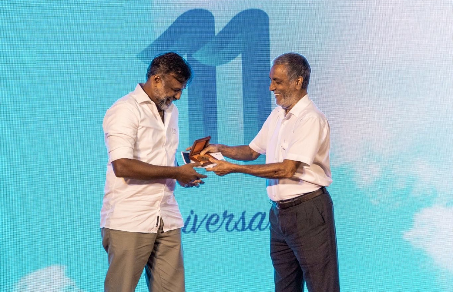 ކެޕްޓަން އިބްރާހިމް ރަޝީދު ކުންފުނީގެ މުވައްޒަފަކަށް ހަނދާނީ ފިލާ އަރުވަނީ. ގިނަ މުވައްޒަފުންތަކަކަށް ހަނދާނީ ފިލާ ދީފައިވޭ. ފޮޓޯ: ވިލާ އެއާ