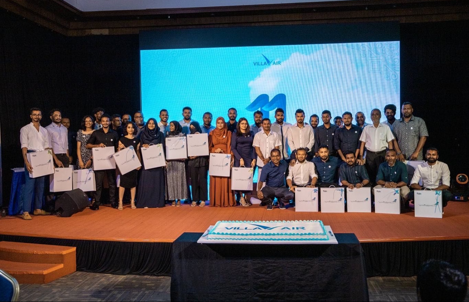 ގާލާ ޑިނާގައި ބައިވެރިވި މުވައްޒަފުން. މުވައްޒަފުންގެ މެދުގައި ހާއްސަ ލަކީޑްރޯއެއް ވެސް ވަނީ ބާއްވާފަ. ފޮޓޯ: ވިލާ އެއާ