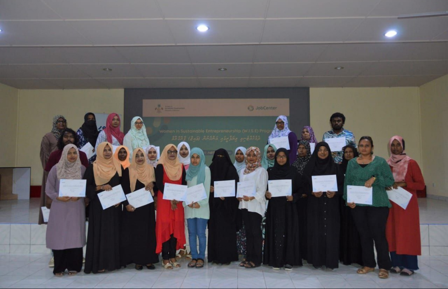 ހަނިމާދޫގައި ކުރިއަށް ދިޔަ ސެޝަންގެ ބައިވެރިންނަށް މިއަދު ހަނދާނީ ލިއުން ހަވާލުކުރުމުގެ ތެރެއިން ---ފޮޓޯ: އިކޮނޮމިކް މިނިސްޓްރީ