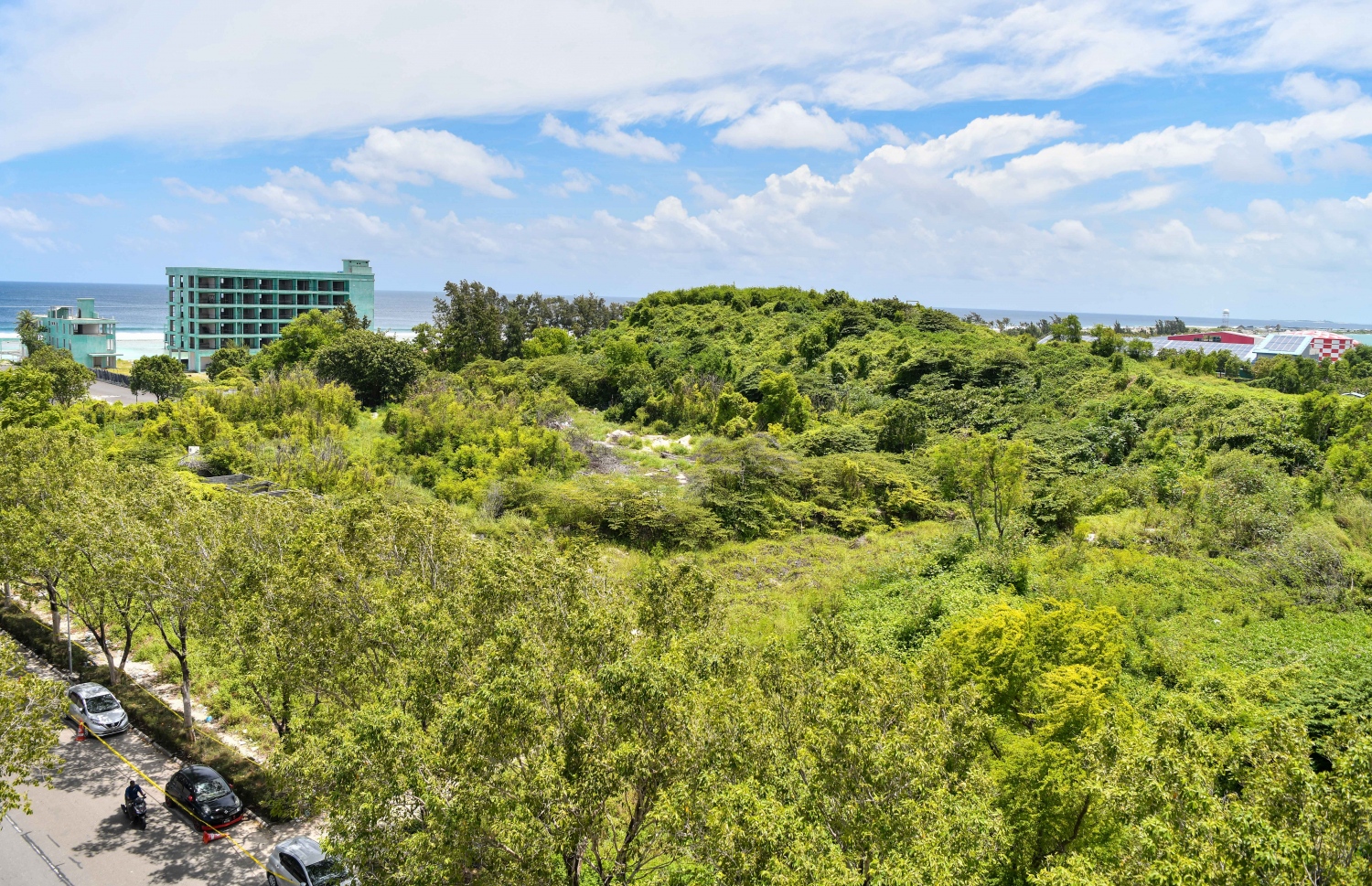 އަޒްހާންގެ ހަށިގަނޑު ވަރަށް ބޮޑަށް ކުނިވެފައި އޮއްވާ ފެނުނީ މި ގަސްތަކުގެ ތެރެއިން-- ފޮޓޯ: ފަޔާޒު މޫސާ/ މިހާރު