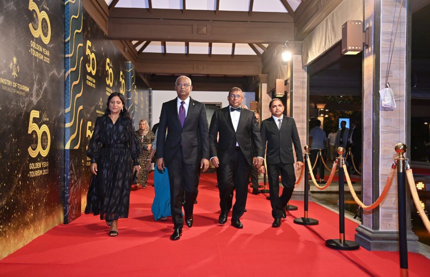 ރާއްޖޭގެ ޓޫރިޒަމްގެ ރަން އަހަރު ފާހަގަކުރުމަށް ބޭއްވި "ގޯލްޑެން އިޔާ ގާލާ އިވެންޓް" ގައި ރައީސް އިބްރާހިމް މުހައްމަދު ސޯލިހުގެ ދެކަނބަލުންނާއި ޓޫރިޒަމް މިނިސްޓަރު އަބްދުﷲ މައުސޫމް ބައިވެރިވެވަޑައިގަންނަވަނީ -- ފޮޓޯ: ރައީސް އޮފީސް