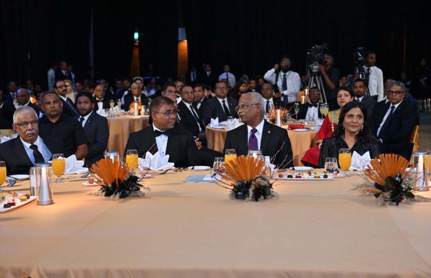 ރާއްޖޭގެ ޓޫރިޒަމްގެ ރަން އަހަރު ފާހަގަކުރުމަށް ބޭއްވި "ގޯލްޑެން އިޔާ ގާލާ އިވެންޓް" ގައި ރައީސް އިބްރާހިމް މުހައްމަދު ސޯލިހުގެ ދެކަނބަލުންނާއި ޓޫރިޒަމް މިނިސްޓަރު އަބްދުﷲ މައުސޫމް ބައިވެރިވެވަޑައިގަންނަވަނީ -- ފޮޓޯ: ރައީސް އޮފީސް