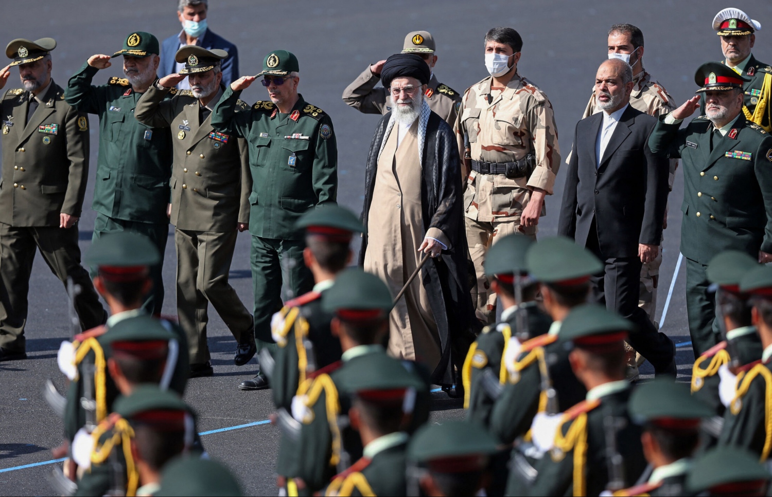 އޮކްޓޫބަރު 3، 2022: އީރާންގެ ވެރިރަށް ތެހެރާންގައި ހުންނަ އަސްކަރީ ޔުނިވަސިޓީން ދަރިވަރުވި ސިފައިންގެ ދަސްވެނިވުމުގެ ރަސްމިއްޔާތުގައި. އެ ގައުމުގެ ރޫހާނީ ލީޑަރު އާޔަތުﷲ އަލީ ޚާމަނާއީ އަސްކަރިއްޔާގެ އިސް އޮފިސަރުންނާ އެކު ބައިވެރިވެވަޑައިގަންނަވަނީ. --އޭއެފްޕީ