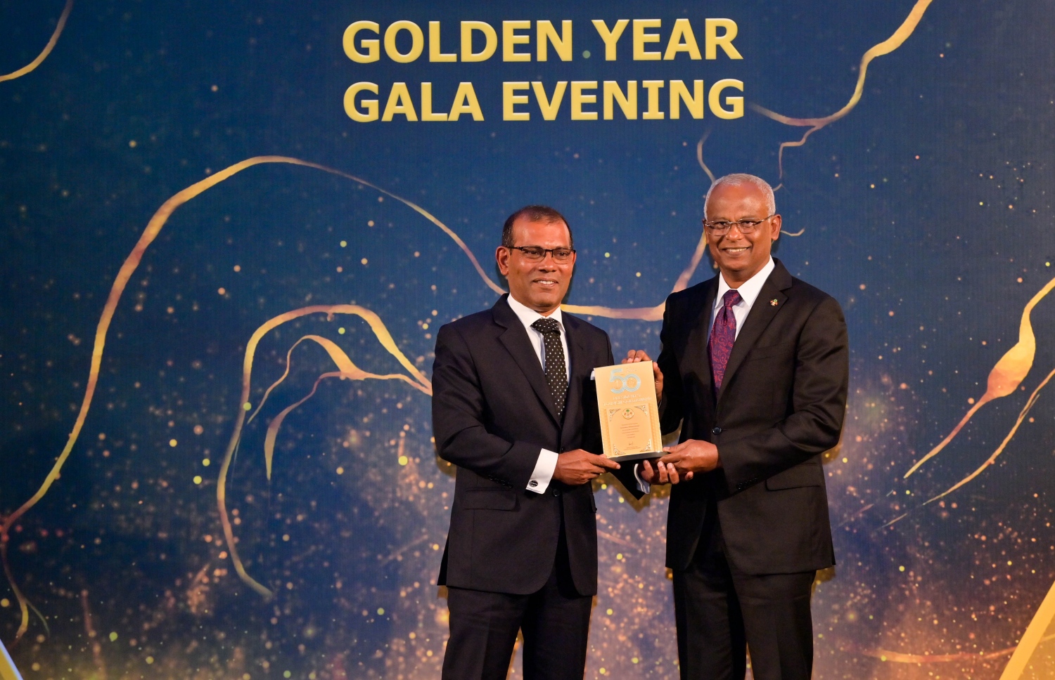 ރާއްޖޭގެ ޓޫރިޒަމަށް 50 އަހަރު ފުރުން ފާހަގަކުރުމަށް މި މަހުގެ ތިން ވަނަ ދުވަހުގެ ރޭ ބޭއްވި ހަފުލާގައި ރައްޔިތުންގެ މަޖިލީހުގެ ރައީސް މުހައްމަދު ނަޝީދަށް، ރައީސް އިބްރާހިމް މުހައްމަދު ސޯލިހު ޓޫރިޒަމް އެވޯޑު އަރުވަނީ: ޓޫރިޒަމްގެ ރަންޔޫބީލް އެވޯޑް ވެސް ޔާމީނަށް އަރުވަން މި ސަރުކާރުން ބޭނުމެއް ނުވި.--- ފޮޓޯ: ރައީސް އޮފީސް