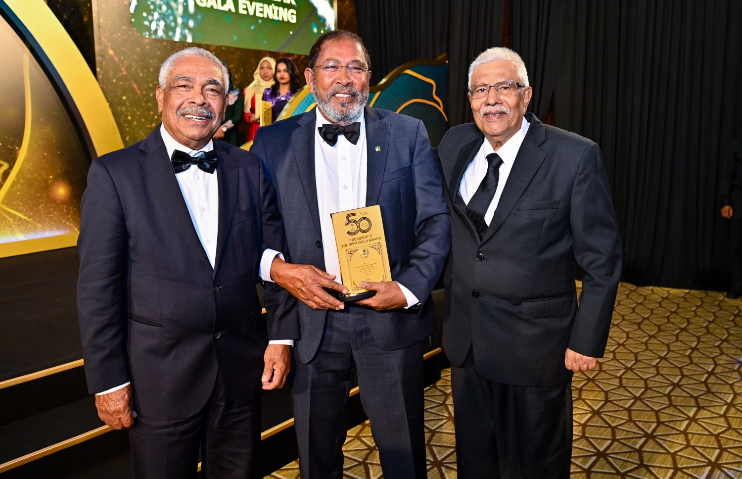 އެމްޔޫ މަނިކު (ކ) އޭނާގެ އެކުވެރި ބައެއް ވިޔަފާރިވެރިން ކަމަށްވާ ގާސިމް އިބްރާހީމް (މ) އާއި ޗަމްޕާ ހުސެއިން އަފީފާ އެކު.