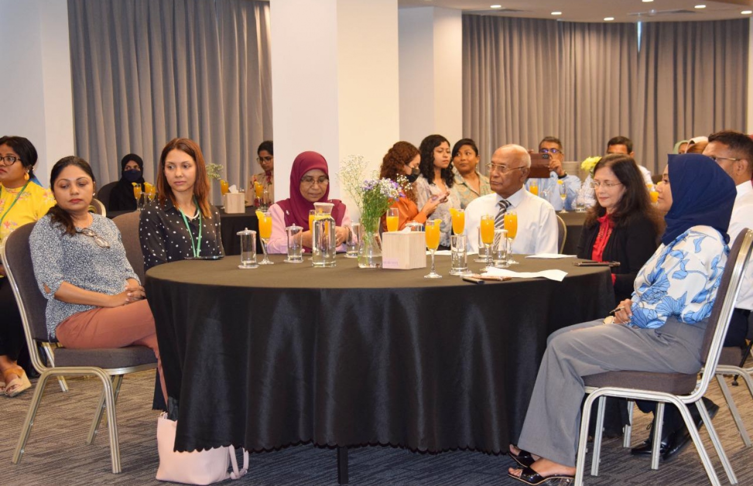 އިލެކްޓްރޯނިކް އިމިއުނިޒޭޝަން ރަޖިސްޓްރީ ލޯންޗުކުރަން ބޭއްވި ރަސްމިއްޔާތުގައި ބައިވެރިވެވަޑައިގެންނެވި ބައެއް ބޭފުޅުން.-- ފޮޓޯ: ހެލްތު މިނިސްޓްރީ