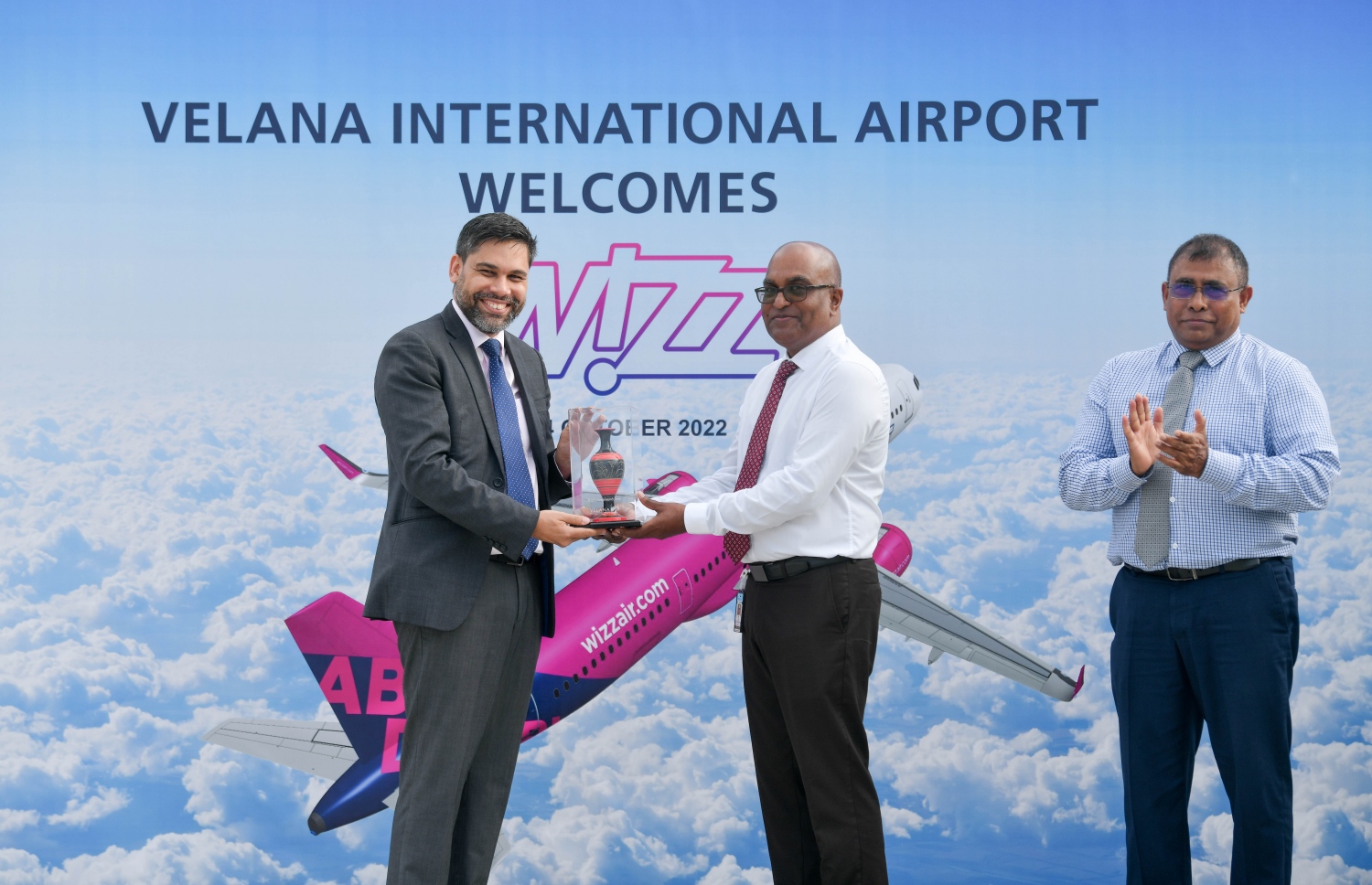 ޔޫއޭއީގެ ވިޒް އެއާ ގެ ދަތުރުތައް ރާއްޖެ އަށް މިއަދު ފެށުމުން އެމްއޭސީއެލްގެ ފަރާތުން މެނޭޖިން ޑިރެކްޓަރު މަހުޖޫބު ޝުޖާއު އެ އެއާލައިންގެ އިސް އޮފިޝަލަކަށް ހަނދާނީ ހަދިޔާއެއް ދެއްވަނީ: ވިޒް އެއާގެ ދަތުރުތަކުގެ އަގުތައް ފެށެނީ ކޮޅަކަށް 97 ޑޮލަރު (1،495ރ.) އިން--.ފޮޓޯ: ނިޝާން އަލީ/ މިހާރު