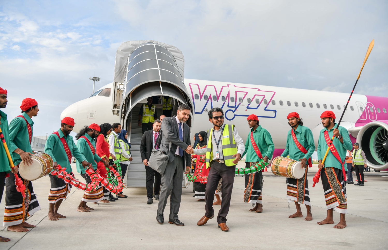 ވިޒް އެއާގެ ފުރަތަމަ ފްލައިޓު މިއަދު ރާއްޖެ އައުމުން ފަސިންޖަރުންނަށް ވީއައިއޭ އިން މަރުހަބާ ކިޔަނީ.--- ފޮޓޯ: ނިޝާން އަލީ/މިހާރު