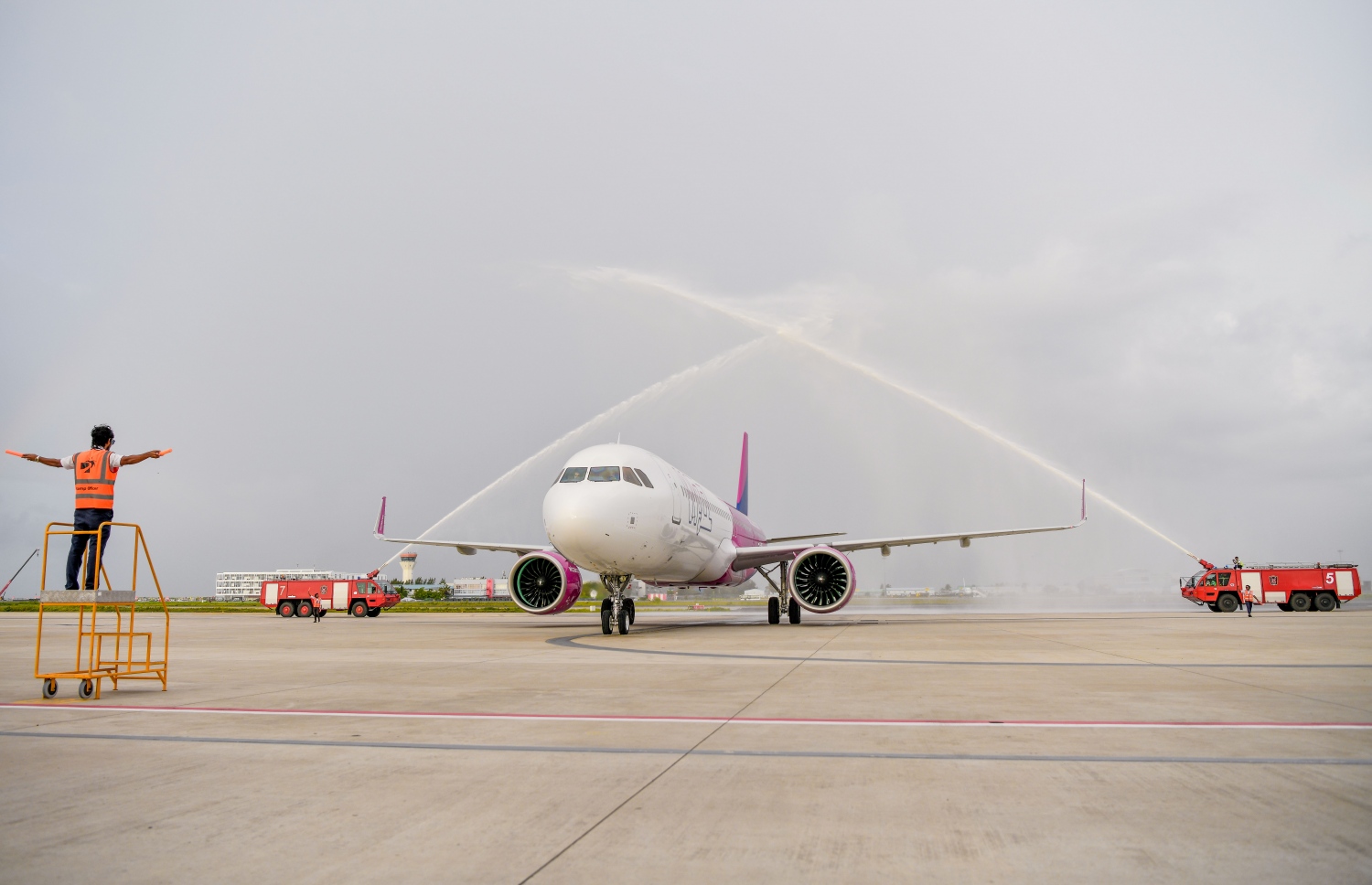 ރާއްޖެ އައި ވިޒް އެއާގެ ފުރަތަމަ ފްލައިޓަށް ވޯޓާ ސެލިއުޓަކުން މަރުހަބާ ކިޔަނީ.---ފޮޓޯ: ނިޝާން އަލީ | މިހާރު