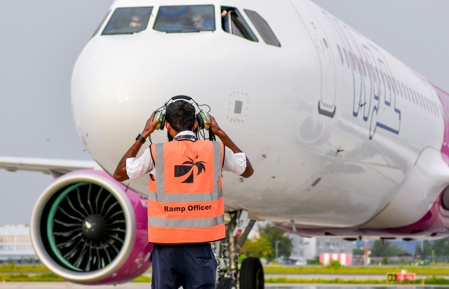 ވިޒް އެއާގެ ފުރަތަމަ ފްލައިޓު ކައިރީގައި ވީއައިއޭގެ ގްރައުންޑް ސްޓާފުން ހަރަކާތްތެރިވަނީ: އެ ފްލައިޓުގައި ރާއްޖެ އައި ފަސިންޖަރުންނަށް ވީއައިއޭ އިން ވަނީ ހޫނު މަރުހަބާއެއް ކިޔައިފައި.---ފޮޓޯ: ނިޝާން އަލީ | މިހާރު