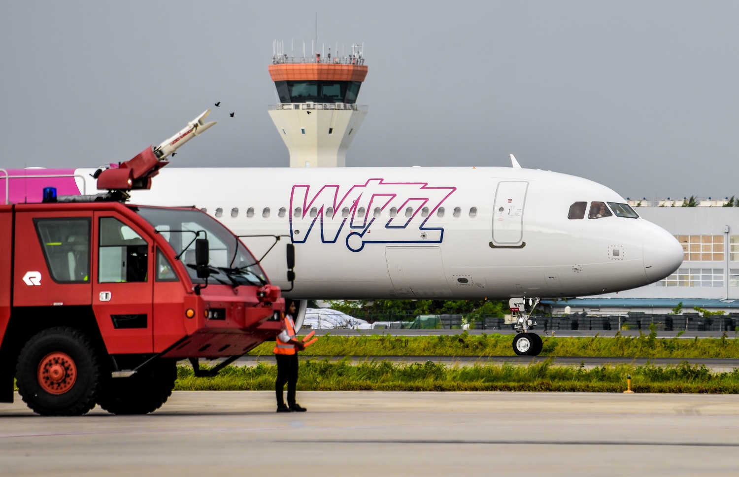 ވިޒް އެއާގެ ފުރަތަމަ ފްލައިޓް މިއަދު ވެލާނާ އިންޓަނޭޝާނަލް އެއާޕޯޓުގައި.---ފޮޓޯ: ނިޝާން އަލީ | މިހާރު