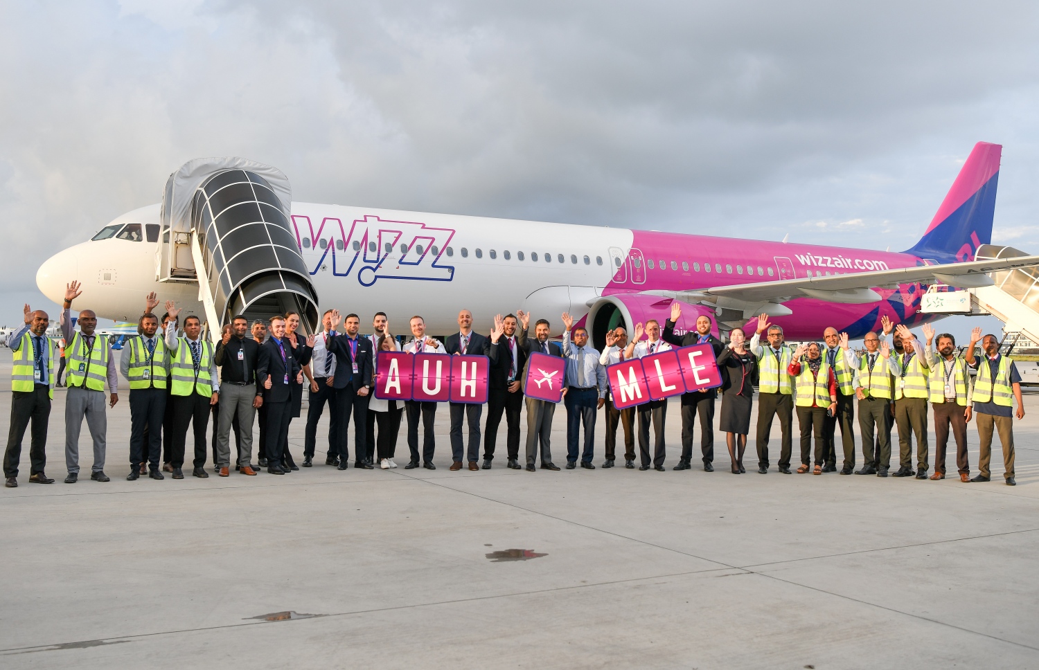 ވިޒް އެއާގެ ފުރަތަމަ ފްލައިޓު މިއަދު ރާއްޖެ އައުމުން ފަސިންޖަރުންނަށް ވީއައިއޭ އިން މަރުހަބާ ކިޔަނީ.--- ފޮޓޯ: ނިޝާން އަލީ/މިހާރު