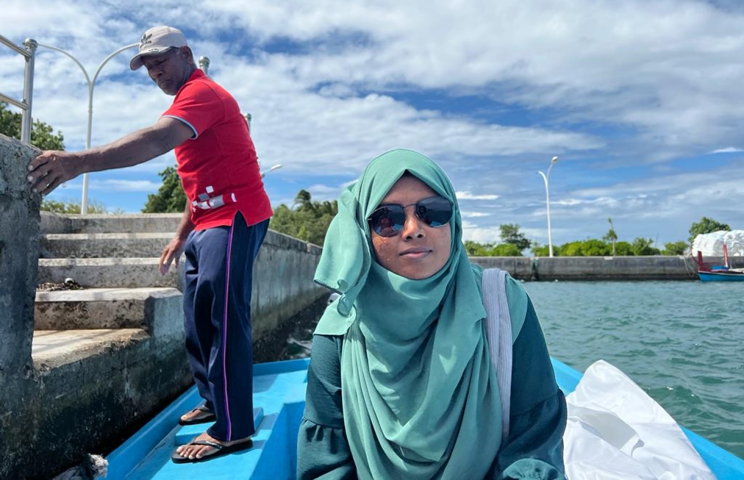 ޝަމްހާއާއި އޭނާގެ ބައްޕަ ޔޫސުފް ނައީމް ދަތުރު ފަށަން ތައްޔާރުވަނީ: ޔޫސުފް ބުނީ އޭނާ ހުރީ ޝަމްހާ ކުރިއަށްދާން ބޭނުންހާ ހިނދެއްގައި އެކަމަށް ކުރަން ޖެހުނު މަސައްކަތެއް ކުރަން ކަމަށް -- ފޮޓޯ: މިހާރު