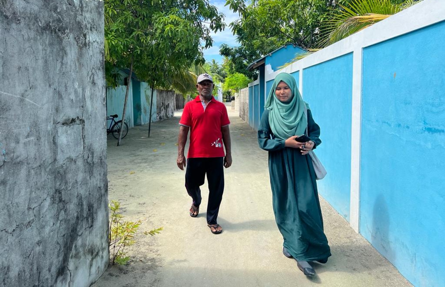 ޝަމްހާ އާއި އޭނާގެ ބައްޕަ ޔޫސުފް ނައީމް: ޔޫސުފް ބުނީ އޭނާ ހުރީ ޝަމްހާ ކުރިއަށްދާން ބޭނުންހާ ހިނދެއްގައި އެކަމަށް ކުރަން ޖެހުނު މަސައްކަތެއް ކުރަން ކަމަށް -- ފޮޓޯ: މިހާރު