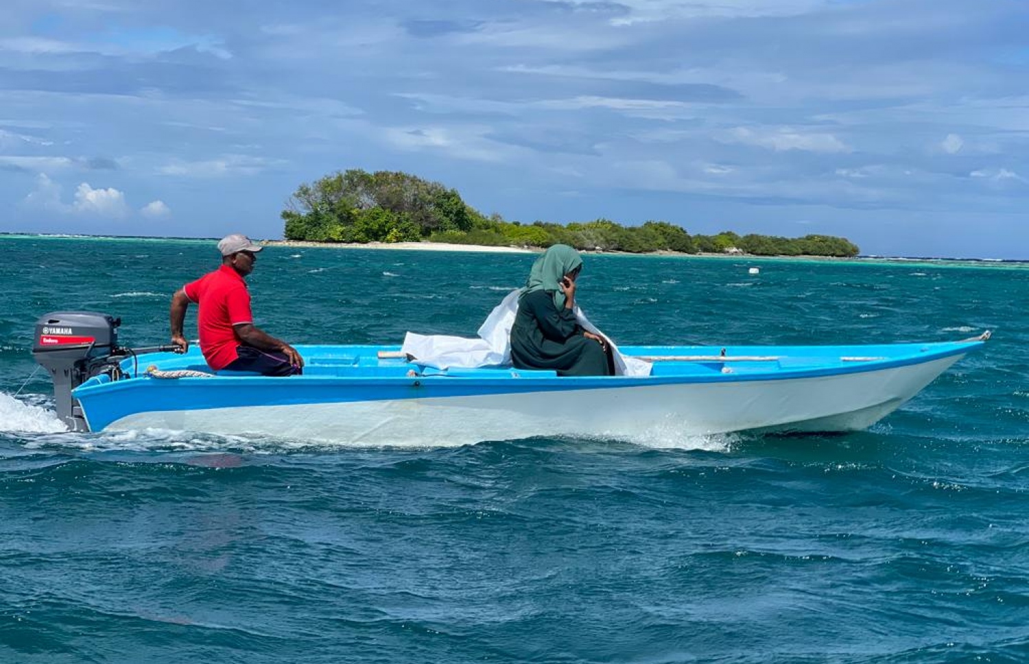 ޝަމްހާ ޔޫސުފް އޭނާގެ ބައްޕައާއެކު ނާލާފުށިން މުއްޔަށް ދަތުރު ކުރަނީ: ކޮންމެ މޫސުމެއްގައި ވެސް މި ދަތުރު ކުރަނީ މަސައްކަތަށް އޮންނަ ލޯތްބެއްގެ ސަބަބުން ކަމަށް ޝަމްހާ ބުނޭ -- ފޮޓޯ: މިހާރު