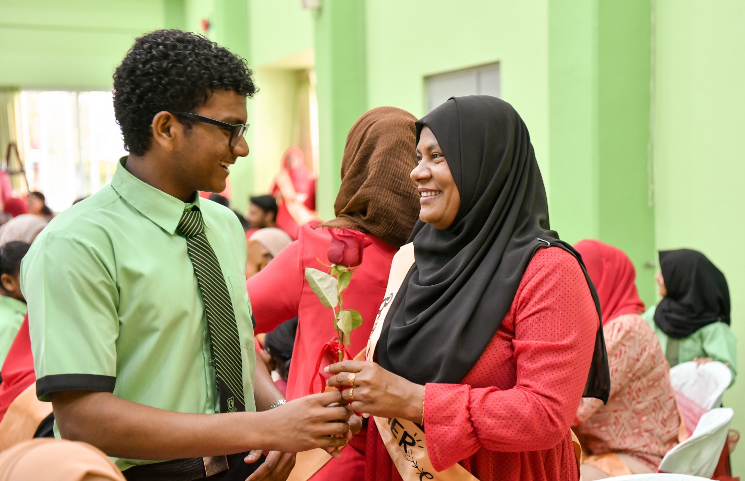 ޓިޗަރުންގެ ދުވަސް ފާހަގަ ކުރުމުގެ ގޮތުން ކަލާފާނު ސްކޫލުގައި ބޭއްވި ހާއްސަ އެސެމްބްލީ އަކަށްފަހު، ދަރިވަރަކު ޓީޗަރަކަށް މަރުހަބާ ކިޔުމަށް މަލެއް ދެނީ.-- ފޮޓޯ: ނިޝާން އަލީ /މިހާރު