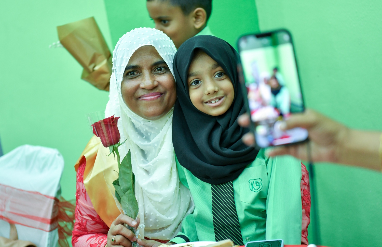 ޓިޗަރުންގެ ދުވަސް ފާހަގަ ކުރުމުގެ ގޮތުން ކަލާފާނު ސްކޫލުގައި ބޭއްވި ހާއްސަ އެސެމްބްލީ އަކަށްފަހު، ދަރިވަރަކު ޓީޗަރަކާއެކު ފޮޓޯ ނަގަނީ.-- ފޮޓޯ: ނިޝާން އަލީ /މިހާރު