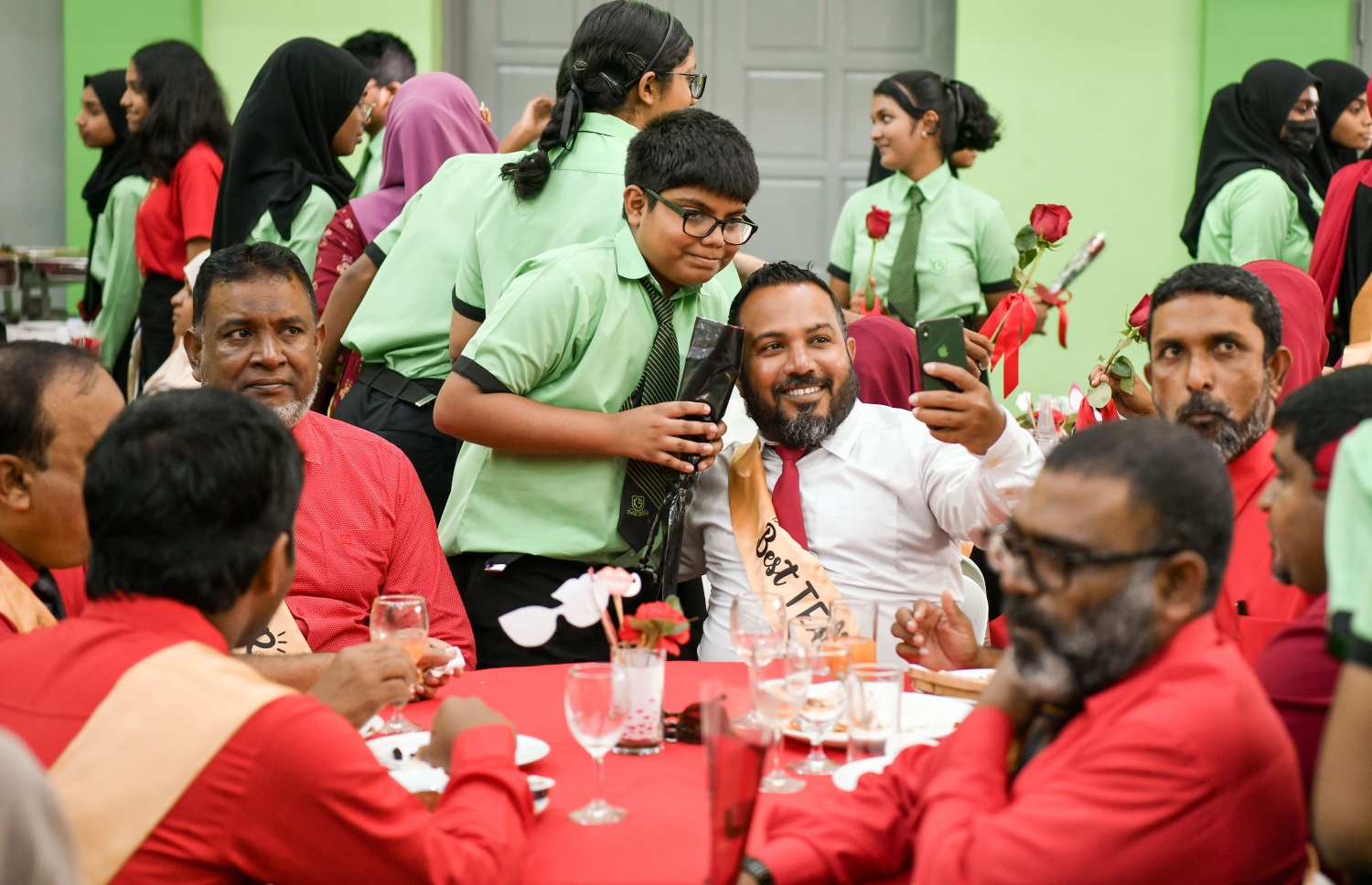 ޓިޗަރުންގެ ދުވަސް ފާހަގަ ކުރުމުގެ ގޮތުން ކަލާފާނު ސްކޫލުގައި ބޭއްވި ހާއްސަ އެސެމްބްލީ އަކަށްފަހު، ދަރިވަރަކު ޓީޗަރަކާއެކު ފޮޓޯ ނަގަނީ.-- ފޮޓޯ: ނިޝާން އަލީ /މިހާރު