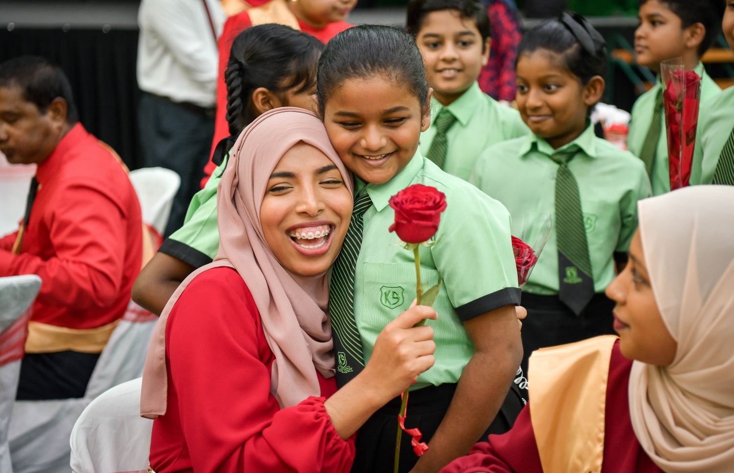 ޓީޗަރުންގެ ދުވަސް ފާހަގަ ކުރުމުގެ ގޮތުން އަމީނިއްޔާ ސްކޫލުގައި ބޭއްވި ހާއްސަ އެސެމްބްލީ އަށް ފަހު، އެ ސްކޫލުގެ ދަރިވަރަކު ޓީޗަރަކަށް މަރުހަބާ ކިޔަނީ.-- ފޮޓޯ: ނިޝާން އަލީ /މިހާރު