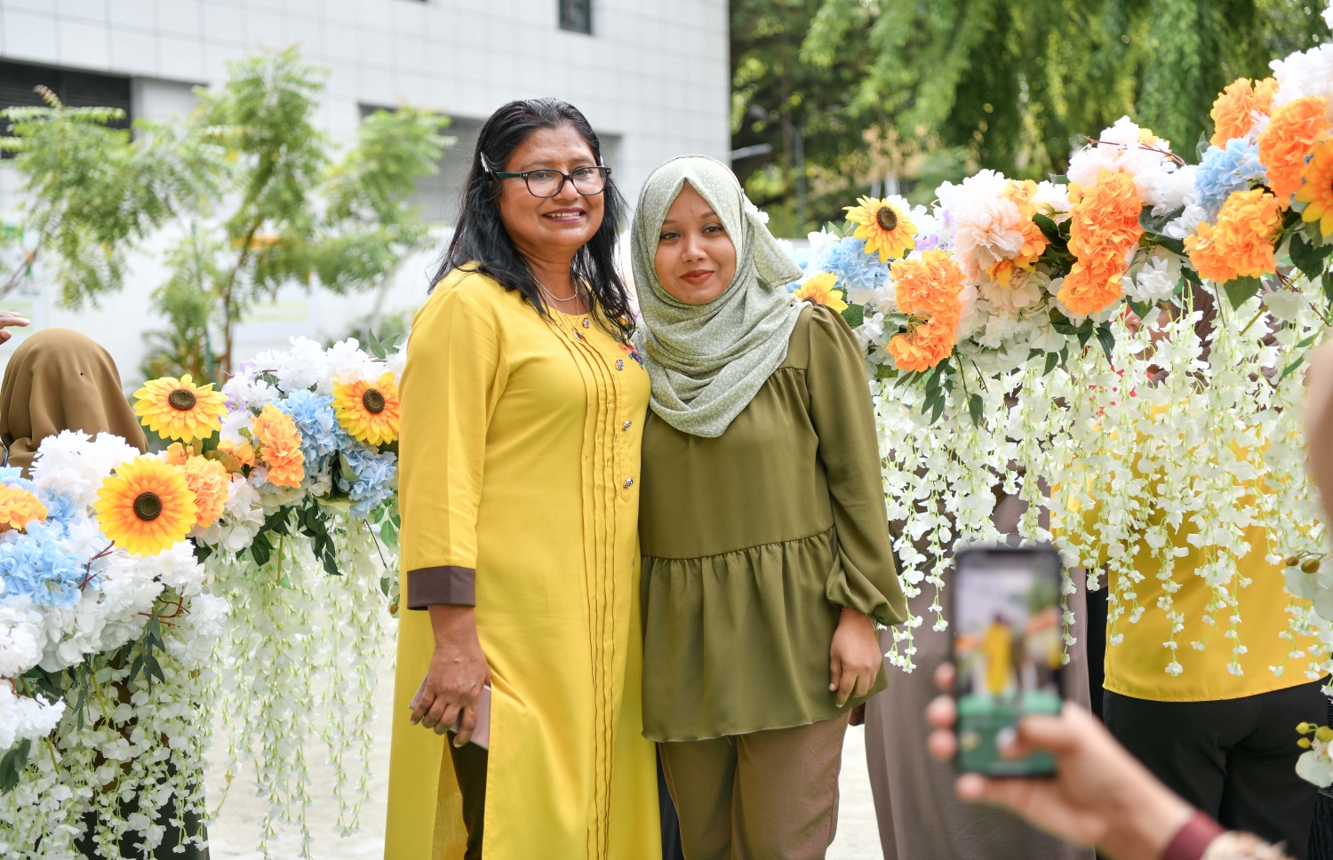 ޓިޗަރުންގެ ދުވަސް ފާހަގަ ކުރުމުގެ ގޮތުން އަމީނިއްޔާ ސްކޫލުގައި ބޭއްވި ހާއްސަ އެސެމްބްލީ އަކަށްފަހު، ދެ ޓީޗަރަކު ފޮޓޯ އަކަށް ހުއްޓިގެން.-- ފޮޓޯ: ނިޝާން އަލީ /މިހާރު