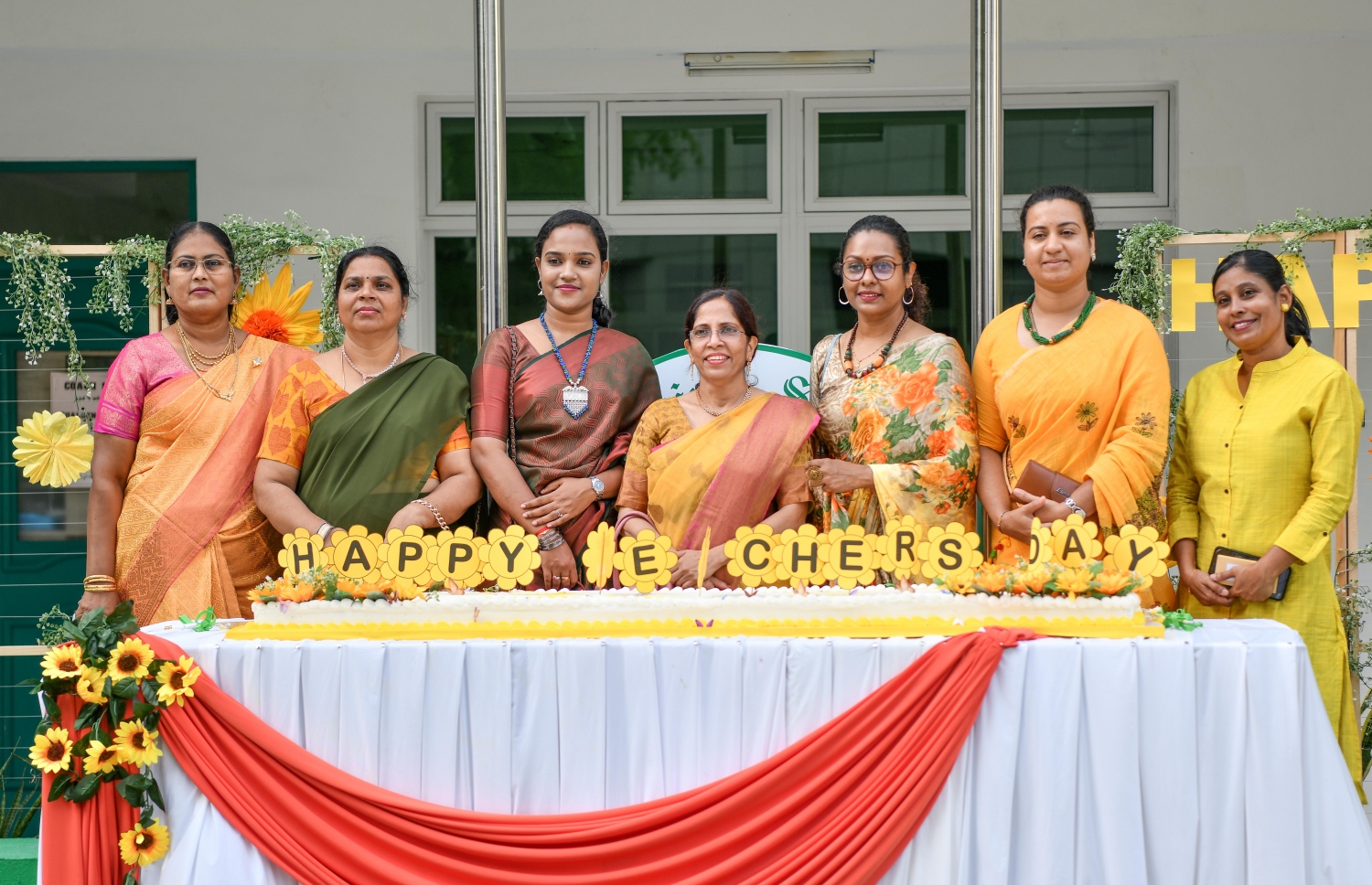 ޓިޗަރުންގެ ދުވަސް ފާހަގަ ކުރުމުގެ ގޮތުން އަމީއްޔާ ސްކޫލުގައި ބޭއްވި ހާއްސަ އެސެމްބްލީ އަކަށްފަހު، އެ ސްކޫލުގައި ކިޔަވައިދޭ ބިދޭސީ ޓިޗަރުންތަކެއް ފޮޓޯއަކަށް ހުއްޓިގެން.-- ފޮޓޯ: ނިޝާން އަލީ /މިހާރު