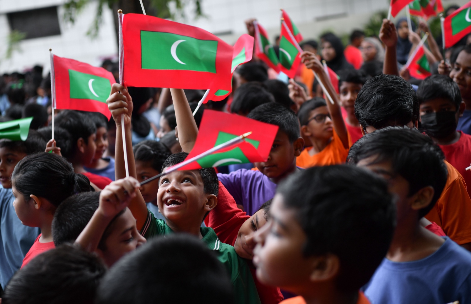 ޓީޗަރުންގެ ދުވަސް ފާހަގަ ކުރުމުގެ ގޮތުން އަމީނިއްޔާ ސްކޫލުގައި ބޭއްވި ހާއްސަ އެސެމްބްލީގައި، އެ ސްކޫލުގެ ދަރިވަރުން ބައިވެރިވަނީ.-- ފޮޓޯ: ނިޝާން އަލީ /މިހާރު