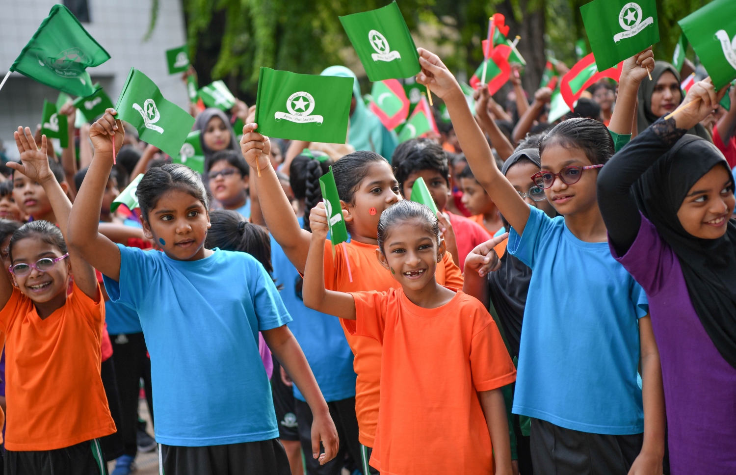 ޓީޗަރުންގެ ދުވަސް ފާހަގަކުރަން އަމީނިއްޔާ ސްކޫލުގައި މިއަދު ބޭއްވި ހަރަކާތެއްގައި ދަރިވަރުންތަކެއް ބައިވެރިވަނީ.-- ފޮޓޯ: ނިޝާން އަލީ/ މިހާރު