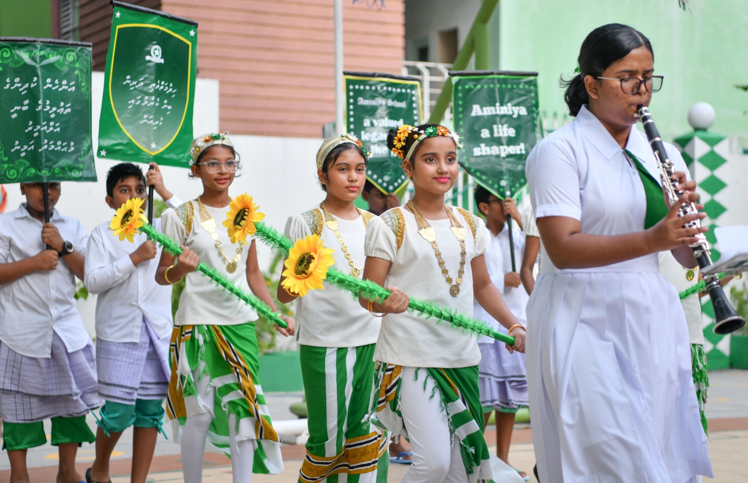 ޓީޗަރުންގެ ދުވަސް ފާހަގަ ކުރުމުގެ ގޮތުން އަމީނިއްޔާ ސްކޫލުގައި ބޭއްވި ހާއްސަ އެސެމްބްލީގައި، އެ ސްކޫލުގެ ބޭންޑުގެ ފަރާތުން ޓީޗަރުންނަށް މަރުހަބާ ކިޔަނީ.-- ފޮޓޯ: ނިޝާން އަލީ /މިހާރު